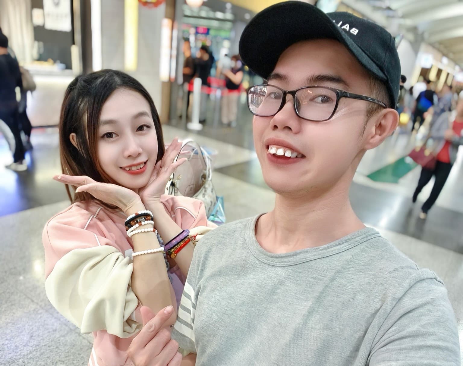 鄧佳華上個月公開宣布自己交到正妹女友簡簡,多次高調發文放閃。(翻攝自鄧佳華臉書)