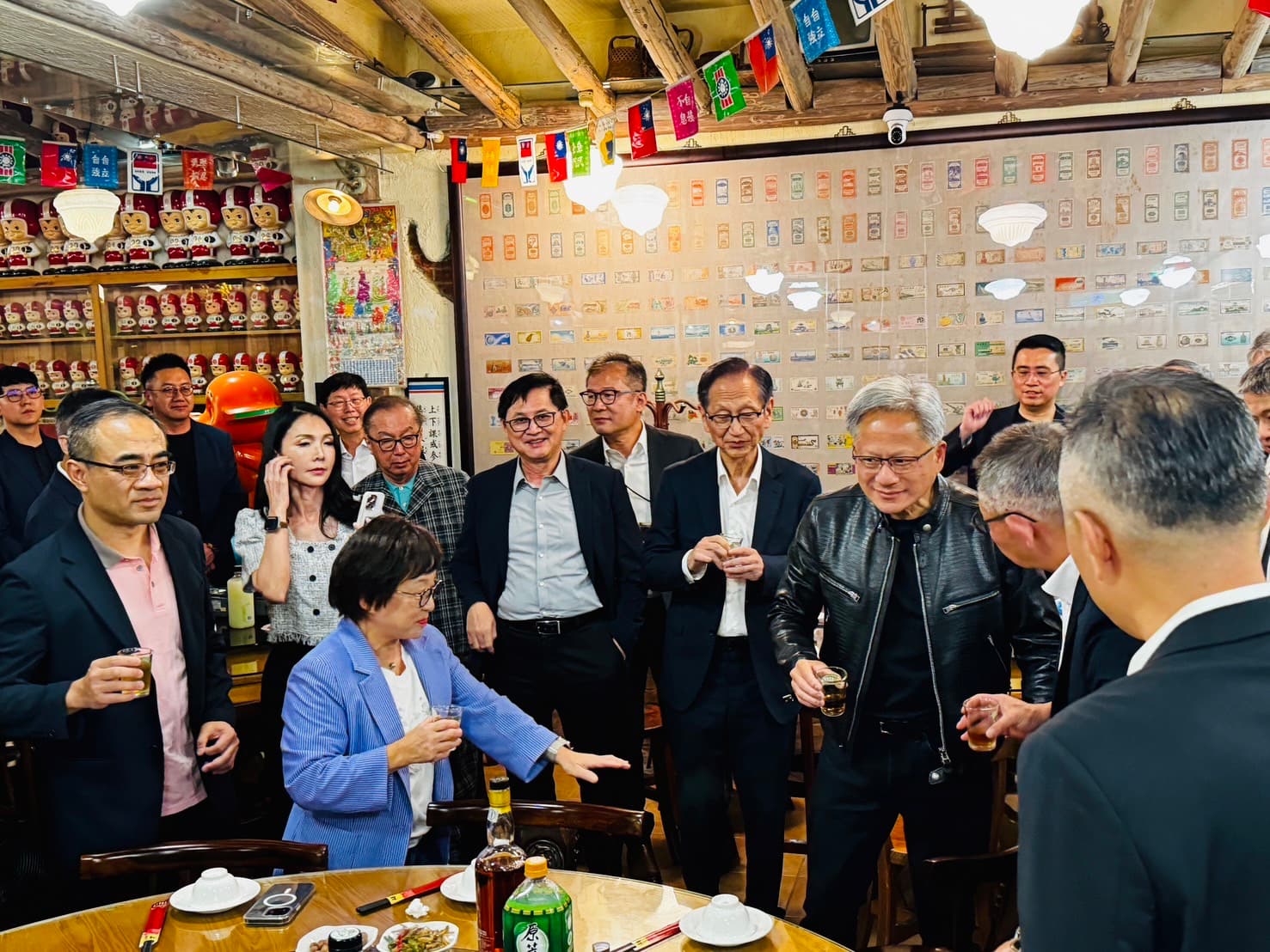 輝達執行長黃仁勳夜宴台灣科技大咖,下游供應鏈大咖老闆們該幾乎全到齊。