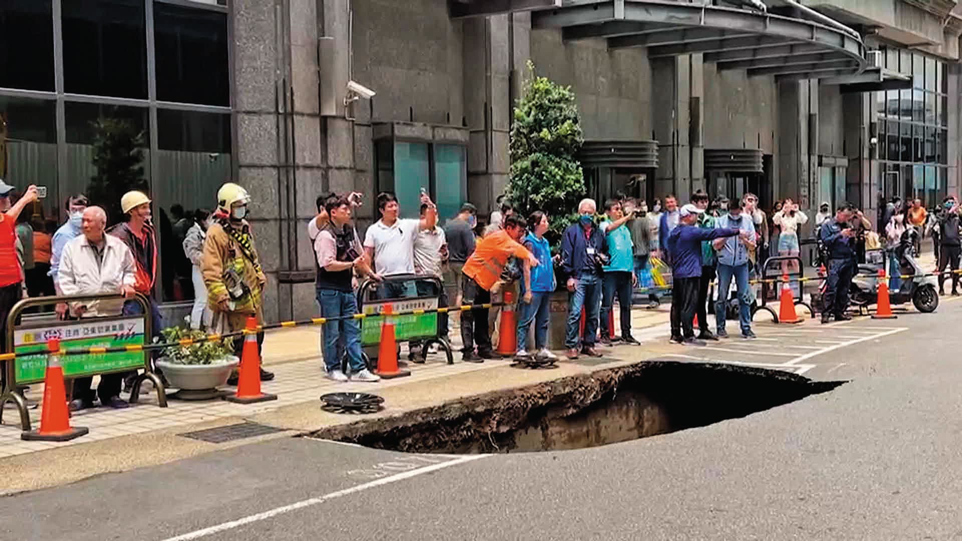 豐邑工地5度塌陷,一度形成天坑嚇壞附近居民。(鏡新聞提供)