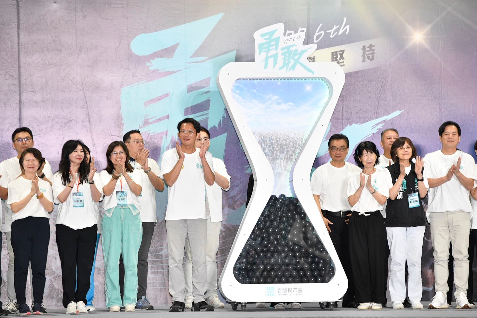 民眾黨今日召開黨代表大會,決議維持不分區立委2年條款,但有黨內人士向媒體抱怨,黃國昌逕自擱置關於2年條款的提案,不給討論也不給表決。(鏡報李智為)