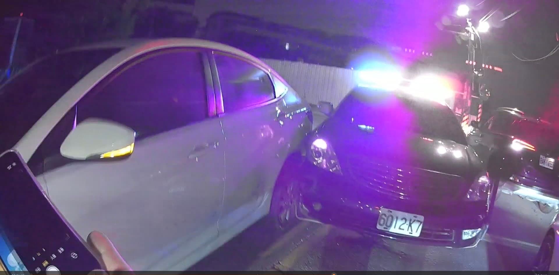 警方朝徐男車身連開4槍,將徐男拉下車壓制逮捕。(翻攝畫面)