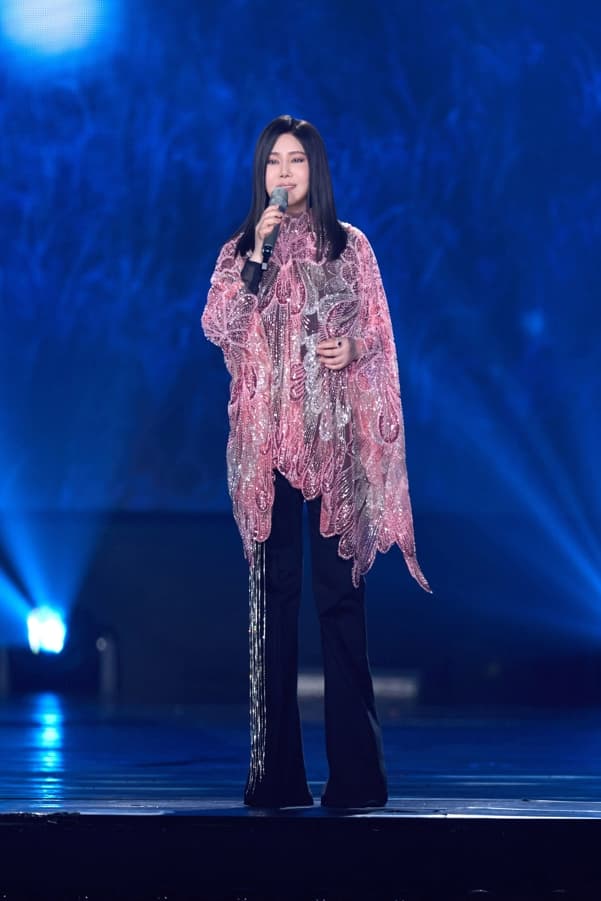 二姐挑戰逾40分鐘未間斷演唱20首歷年經典歌曲,如同串連為一首完整的人生歌曲。(寬宏藝術提供)