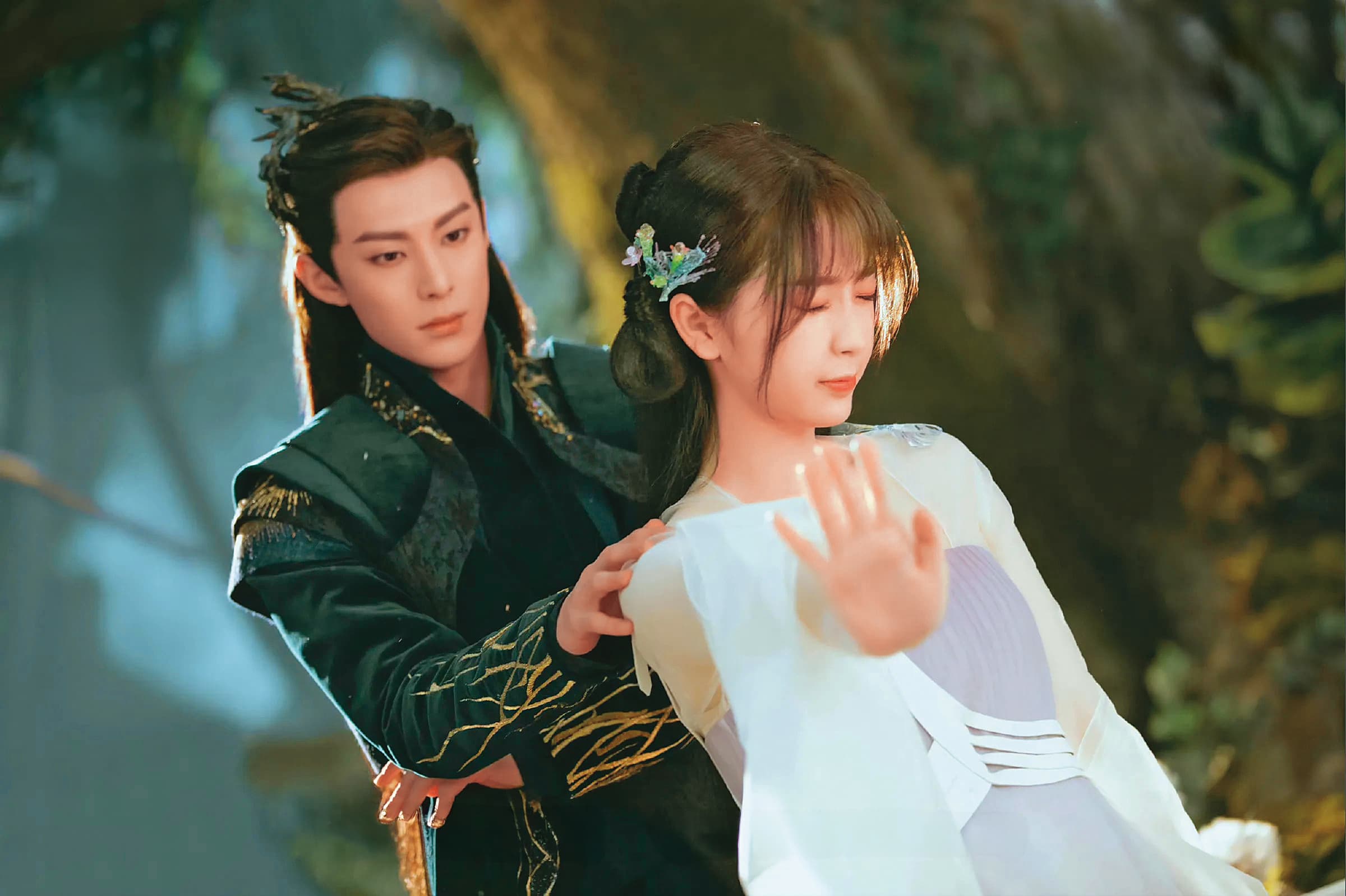 王鶴棣(左)真正大紅是因為2022年與虞書欣(右)主演的仙俠劇《蒼蘭訣》,2人的CP「棣欣引力」受歡迎程度堪稱現象級。