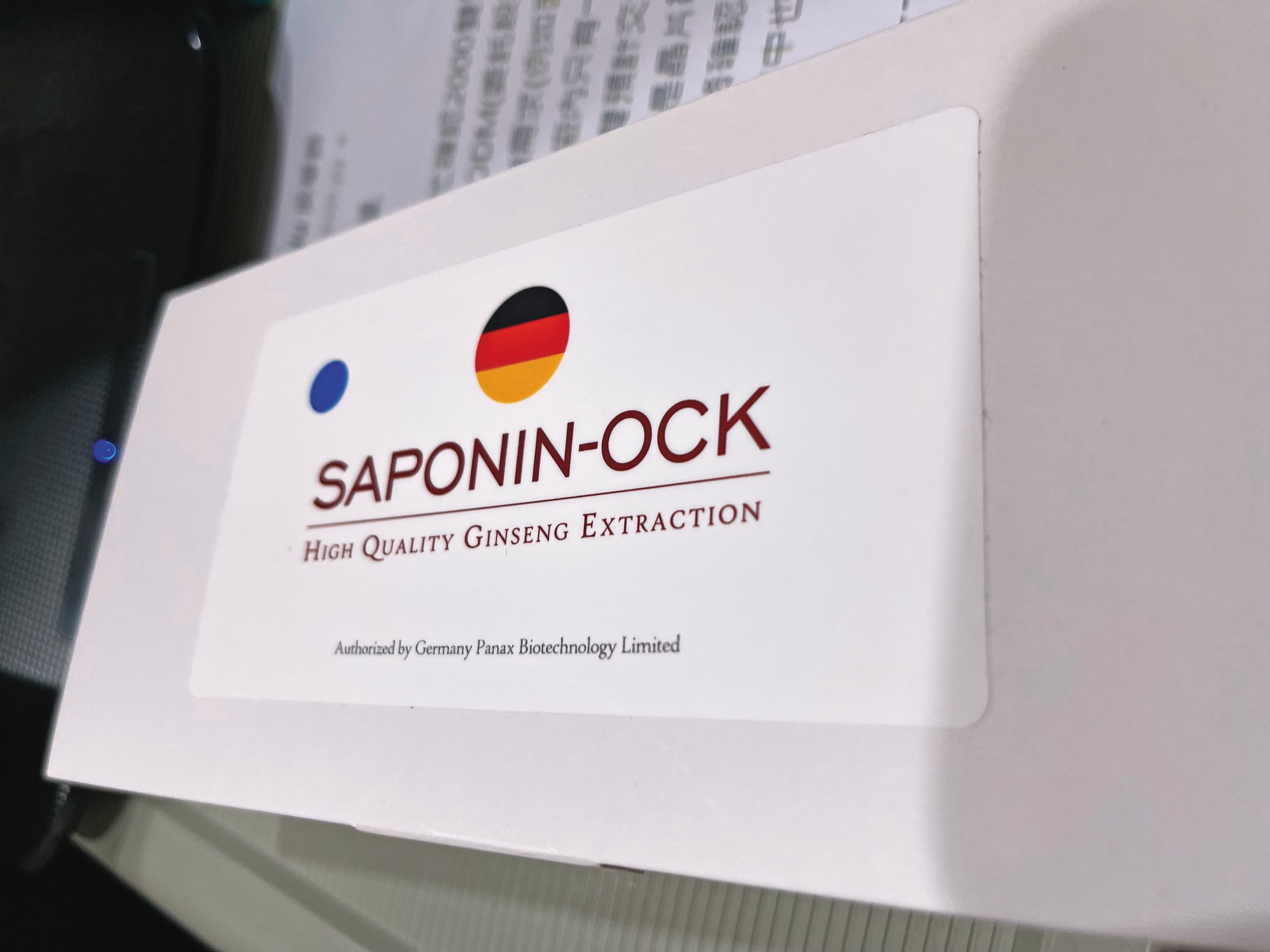 前員工當班時拍下的照片顯示,針劑包裝盒外觀除了英文名,後面只有六順診所的貼紙跟電話,完全沒有衛福部的許可藥證。(讀者提供)