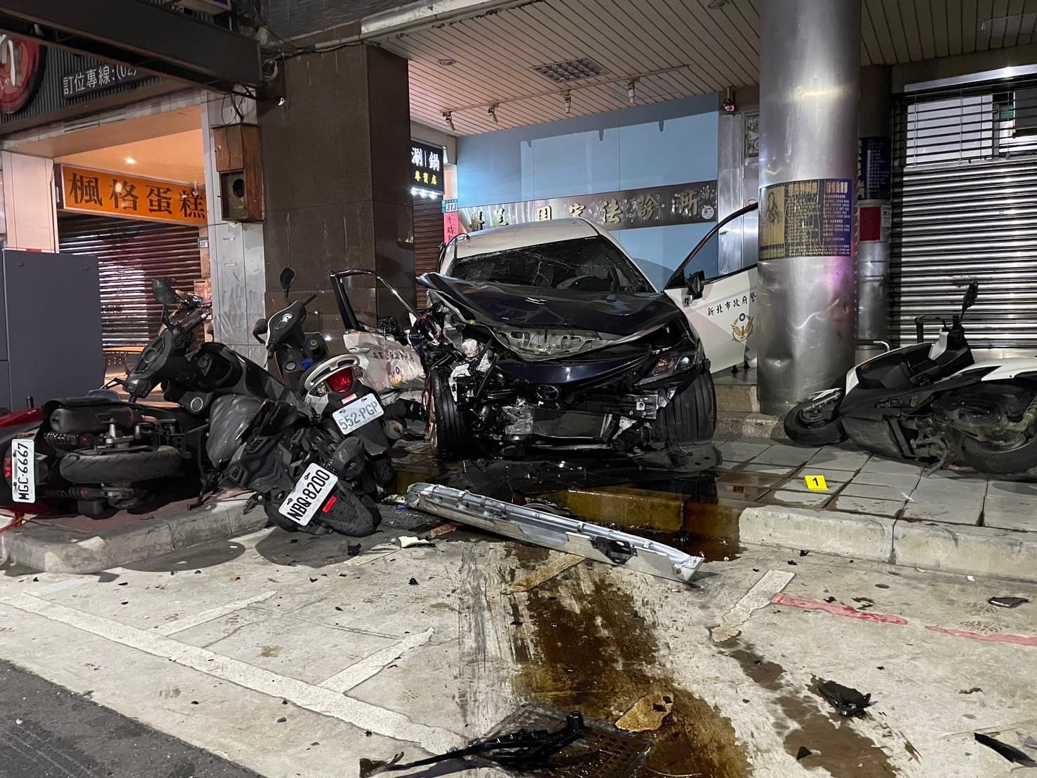 被撞的警車卡在騎樓內。(翻攝畫面)
