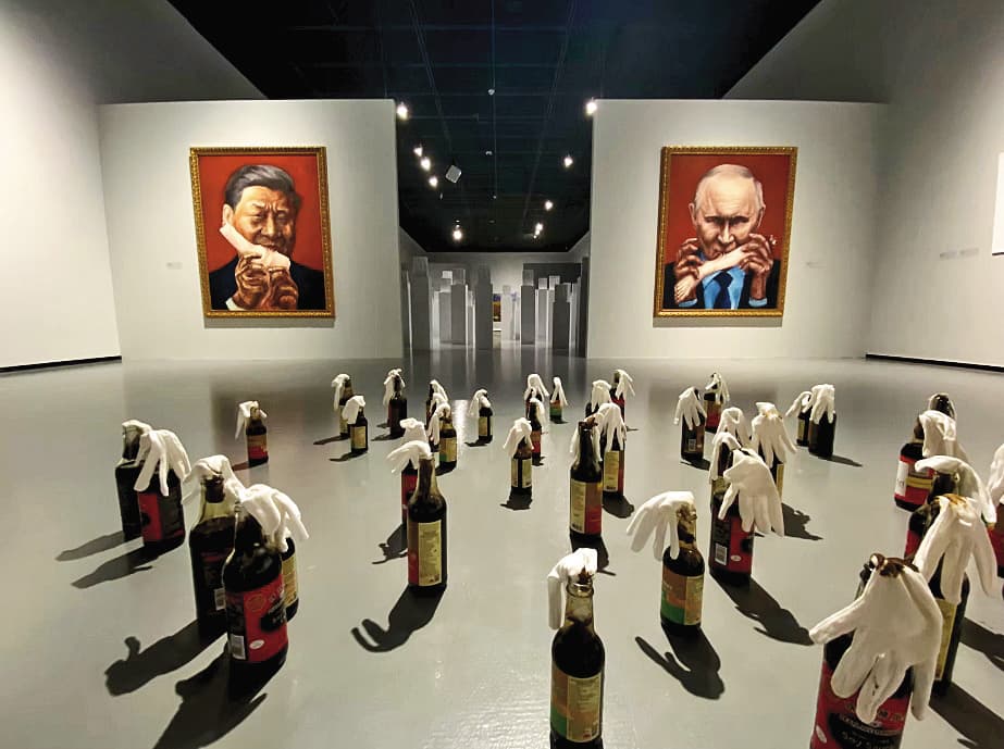 巴丟草的作品曾在多個國家博物館展出,圖為2023年他在歐洲的一場展覽,諷刺習近平與普丁暴行。(翻攝自巴丟草官網https://www.badiucao.com/)