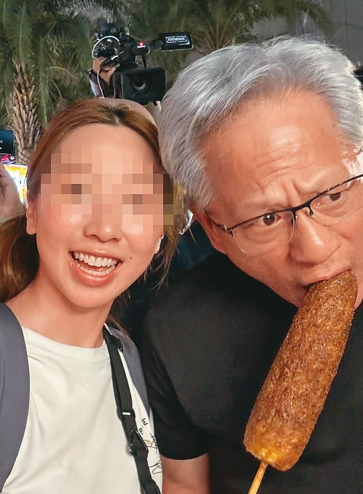 路人剛拿到烤好的玉米，卻被黃仁勳搞笑偷吃。（翻攝自Threads）