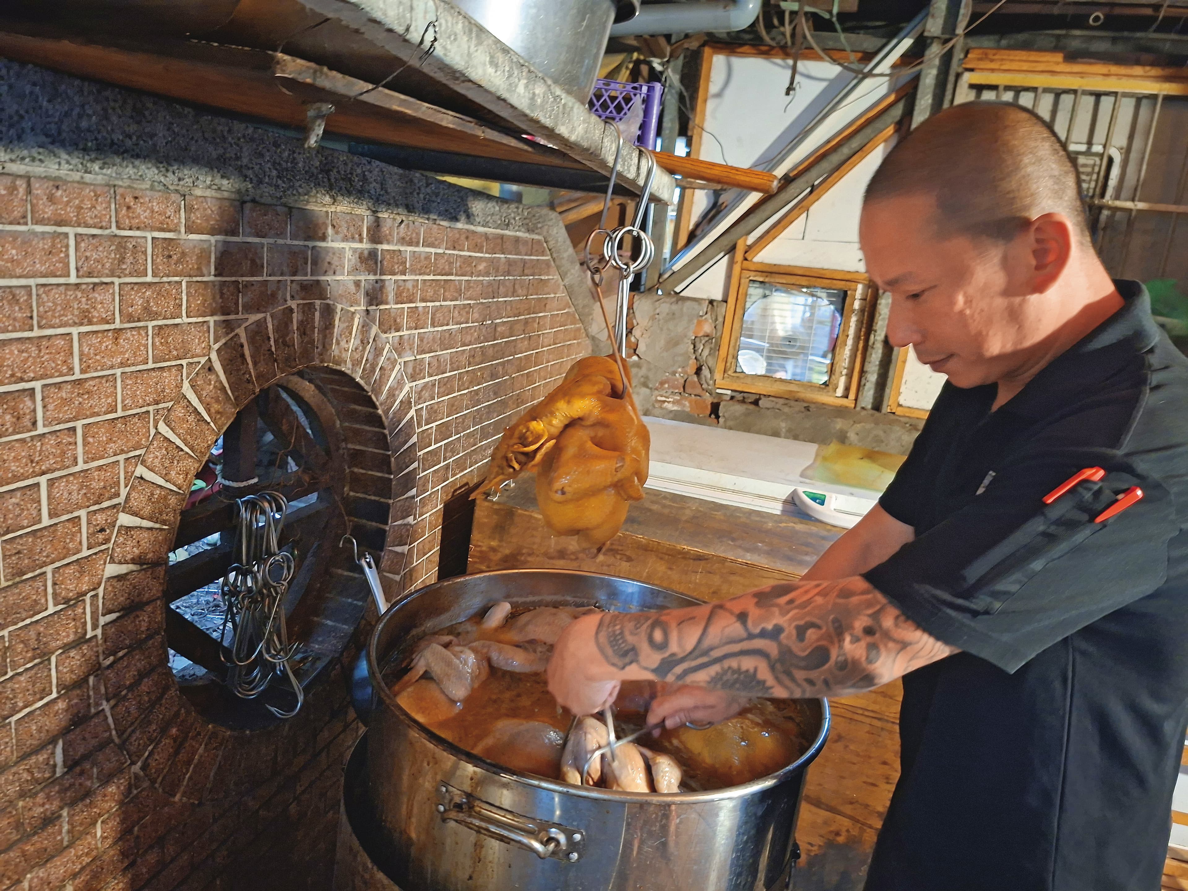 招牌菜之一的「好吃雞肉」，煮好後得入味、冰鎮，才有爽脆口感。吳威億每天晚上12點多收攤後，凌晨2點還得接著處理雞肉。