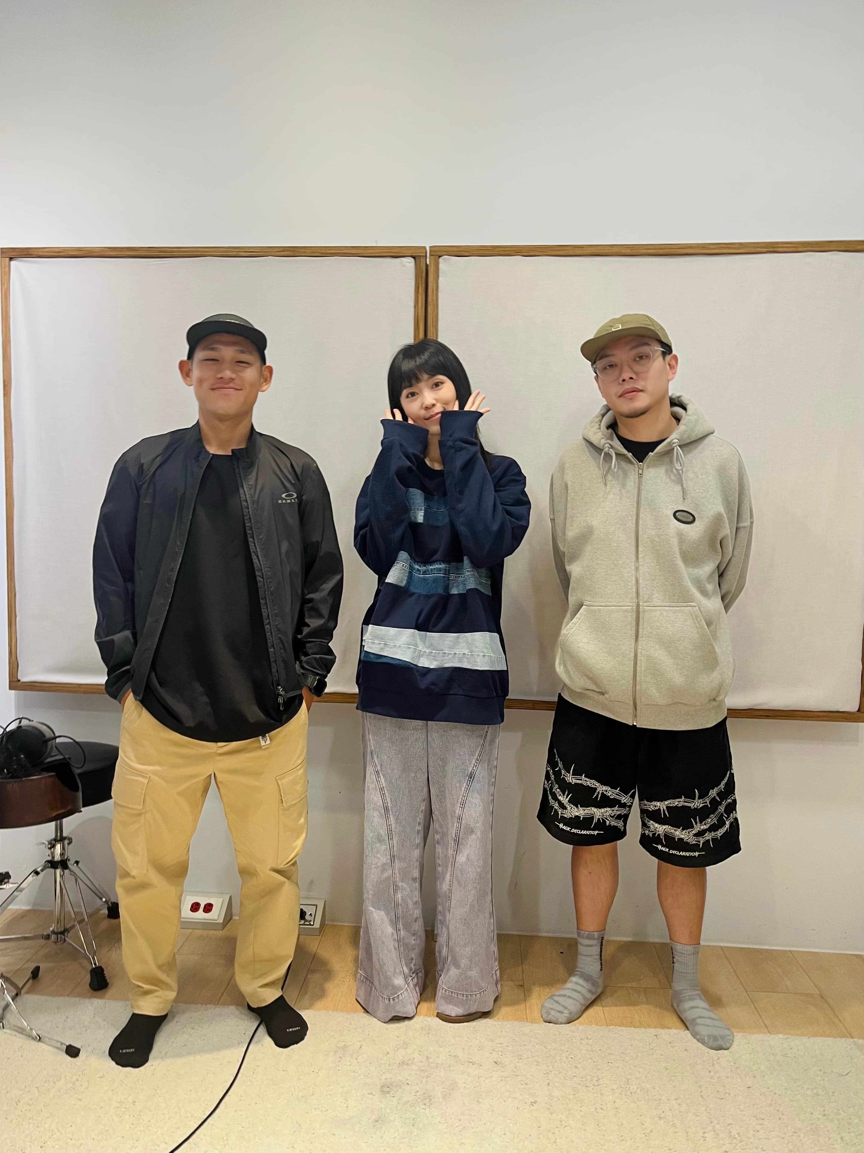 草屯囝仔與製作人「金曲歌后」曹雅雯。(宇宙信號提供)