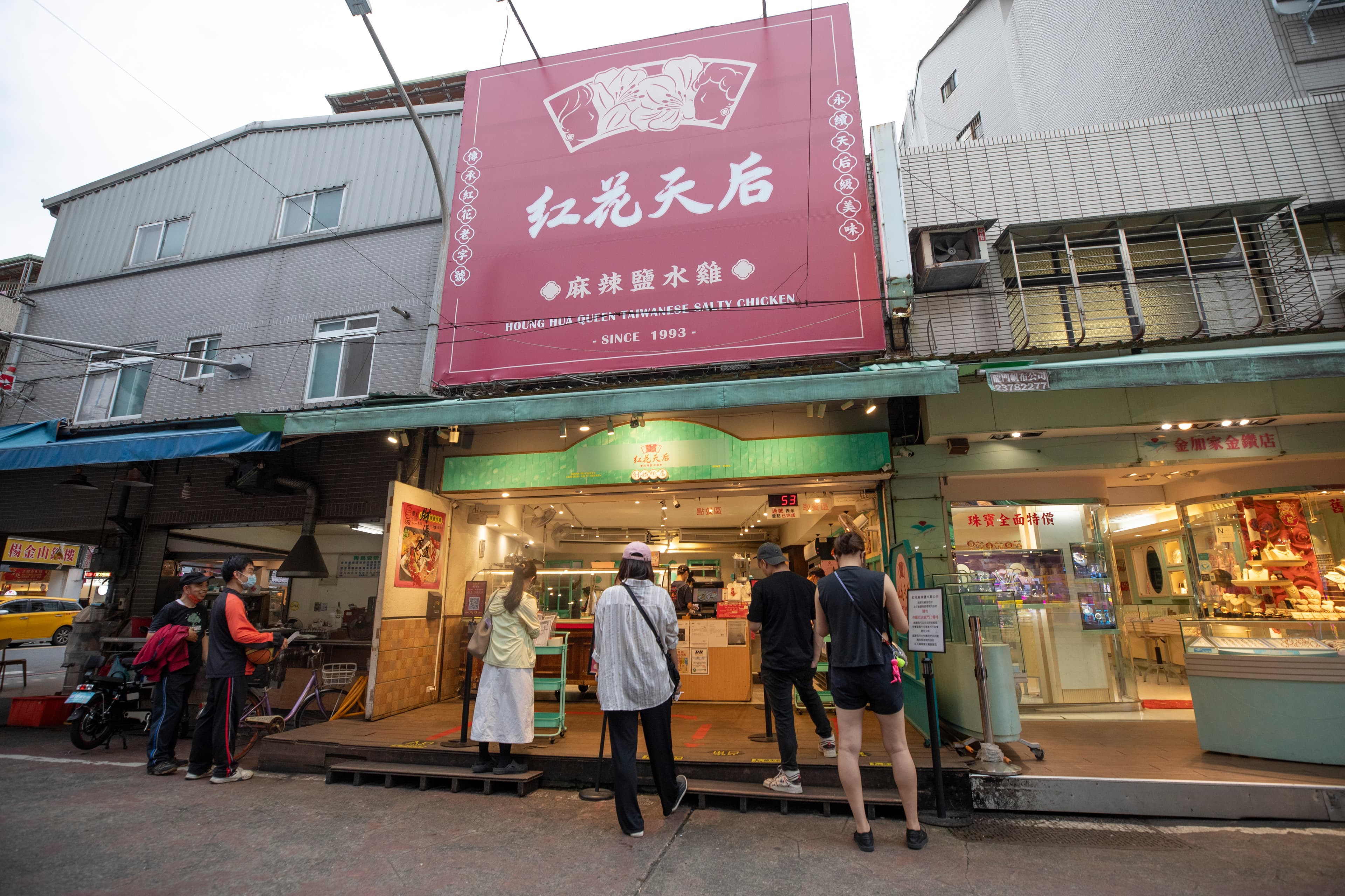 3年前紅花從路邊攤搬進店面,再也不用躲警察開單,生意量也翻倍成長。