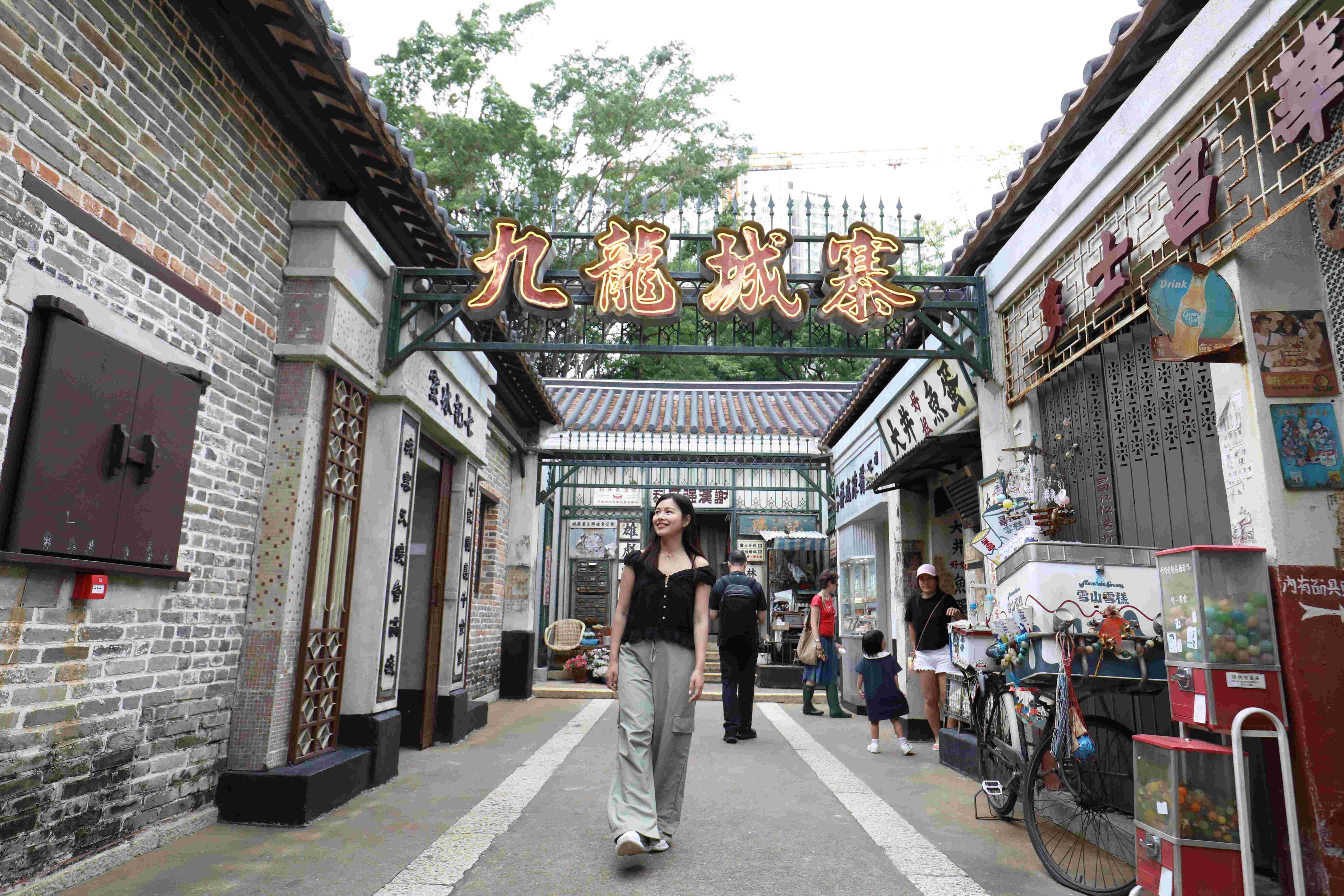 跨過「九龍城寨」的鐵牌坊,就像一腳踏入時空隧道。