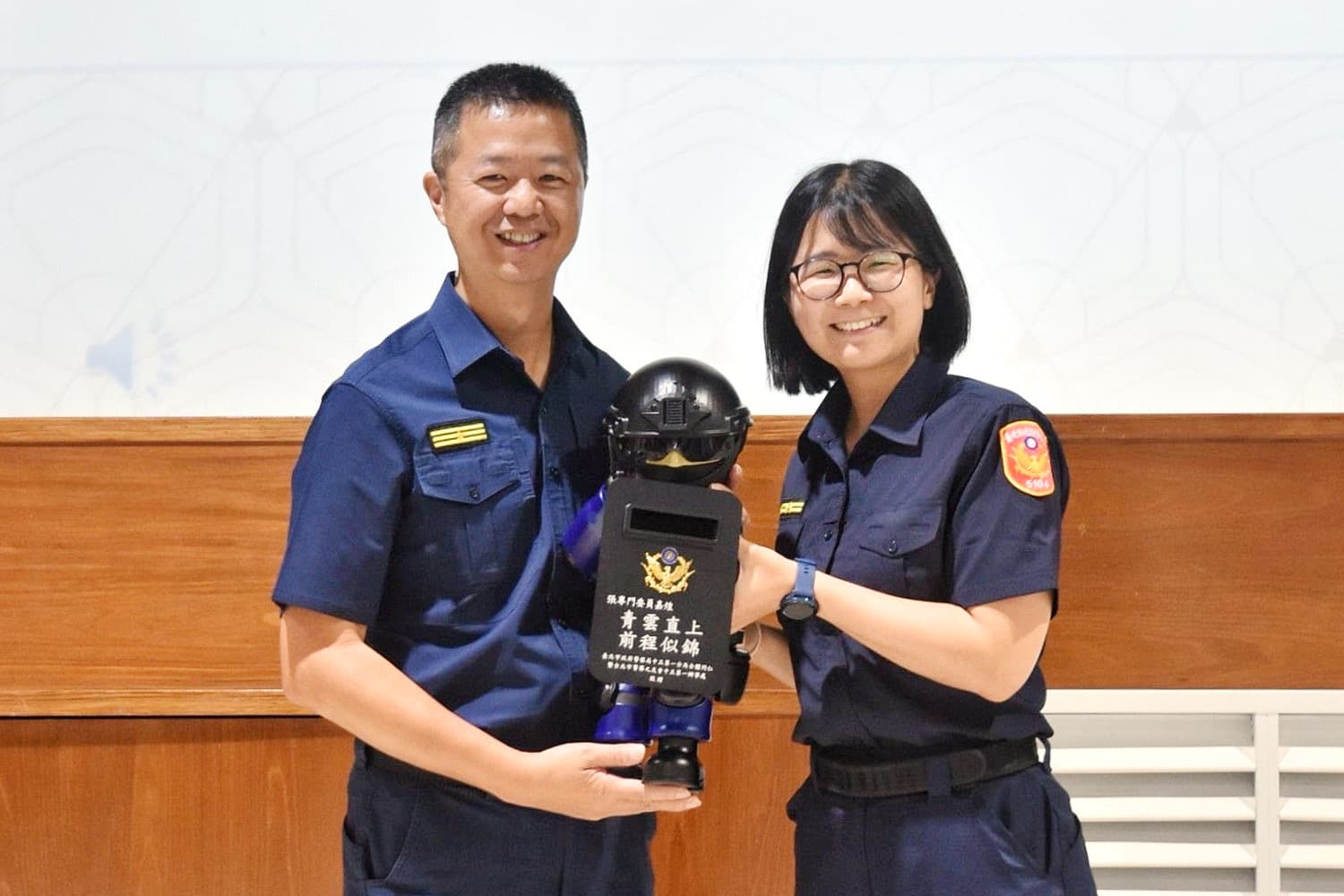 陳芊雯(右)留下的女兒「安安」因出生時缺氧受損,仍待在新生兒加護病房觀察中。(翻攝自城中波麗士臉書)