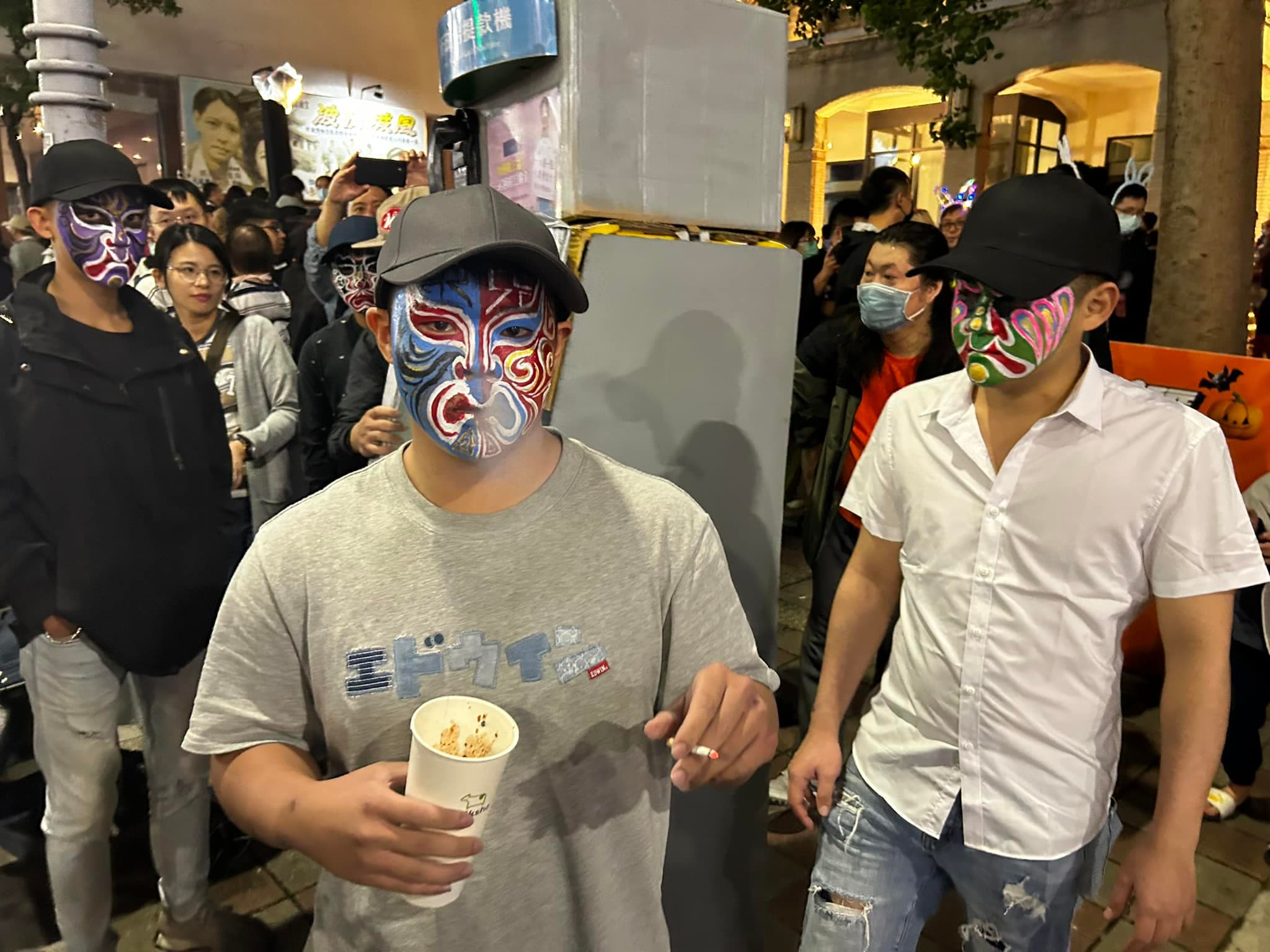 新竹市萬聖節遊行出現諷刺高虹安市長的變裝提款機道具,染上濃濃政治味。(翻攝自「新竹市新政治」臉書)