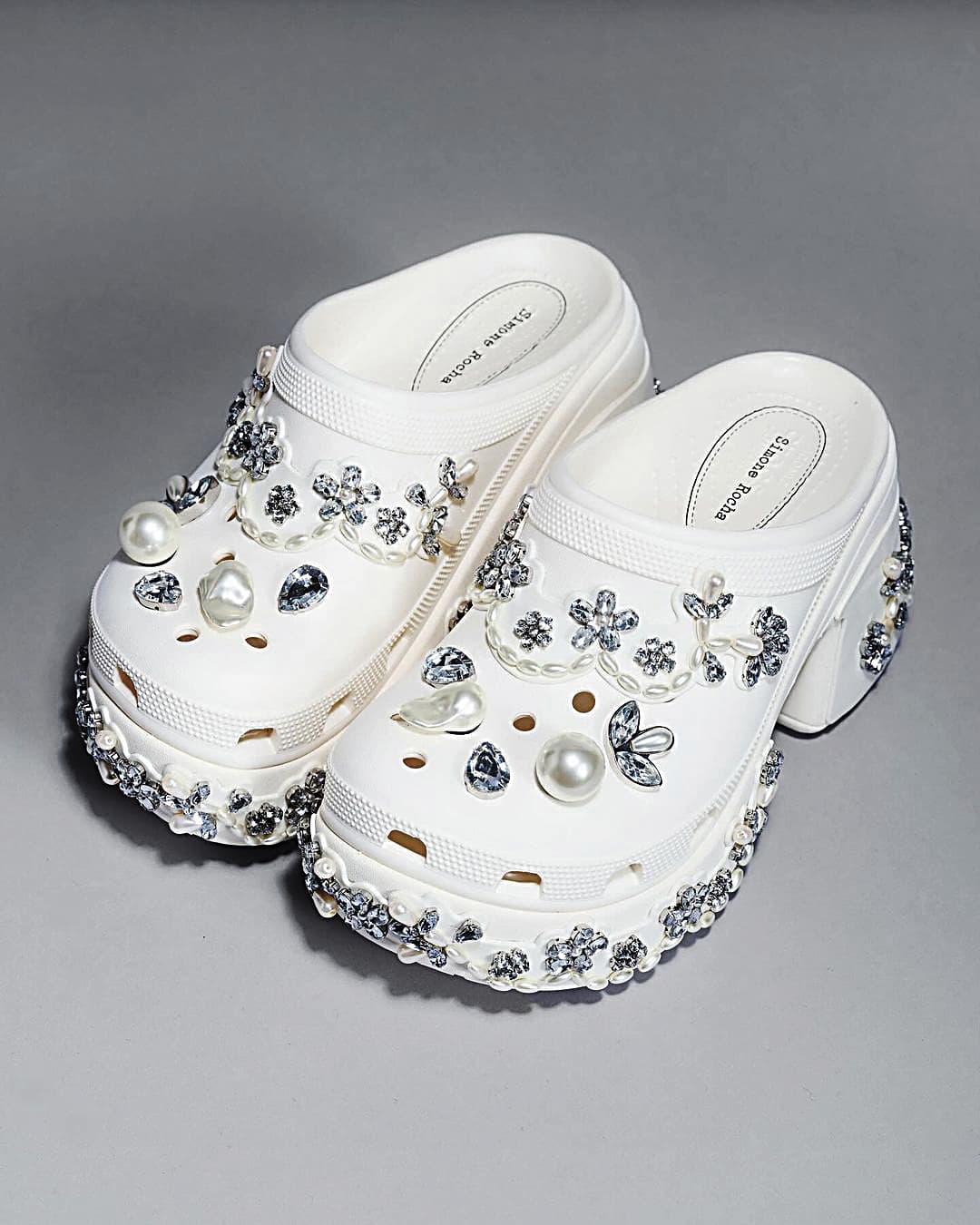粉絲敲碗敲到快破了的Simone Rocha X Crocs聯名鞋,終於在4月10日上架。(翻攝自Simone Rocha IG)