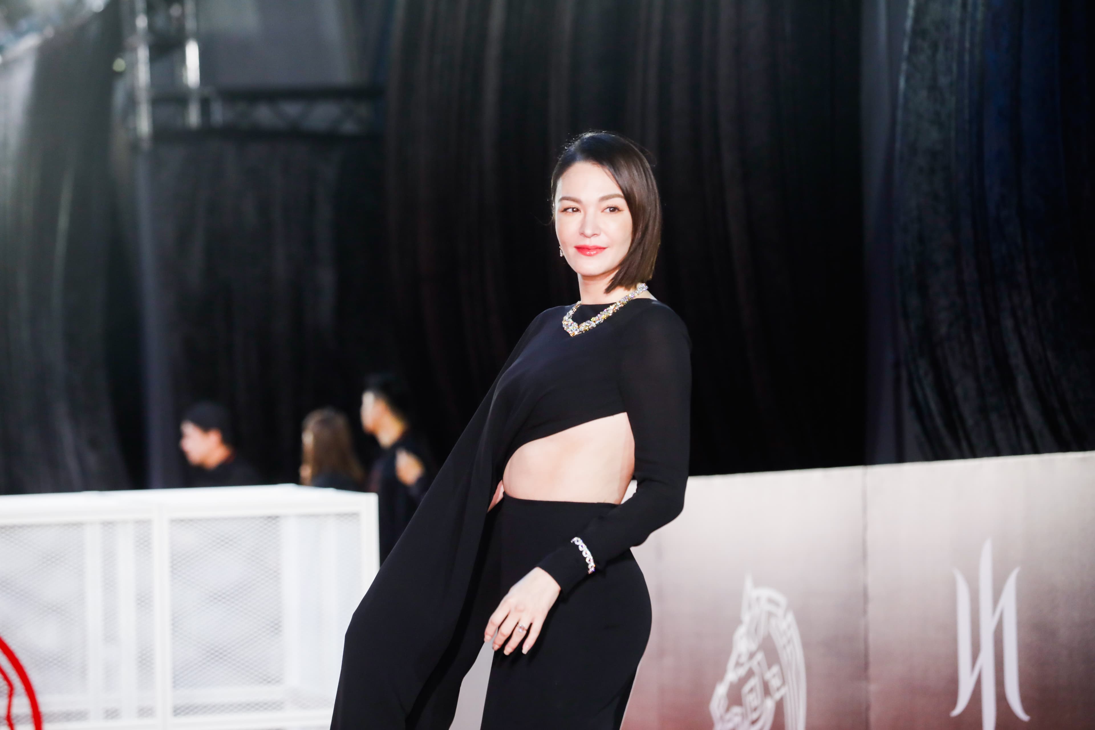 張榕容露出的腰肢與小腹,同時展現美背。