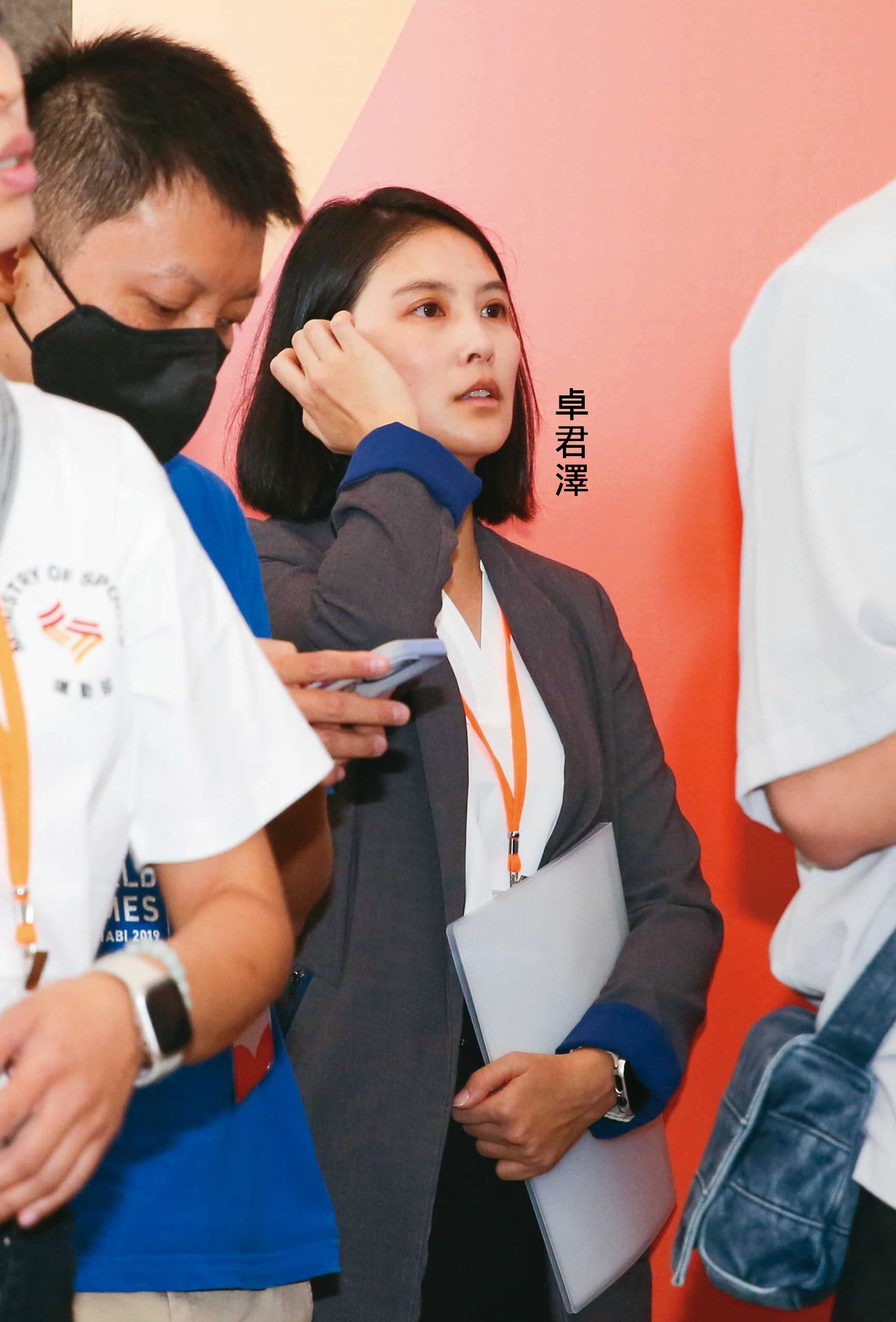 李洋用人有一套哲學,找來體育記者出身的美女主播卓君澤出任辦公室簡任視察,負責媒體輿情。(鏡報董孟航)