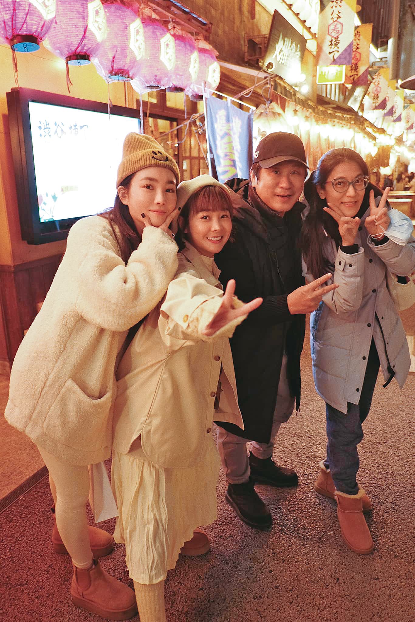 2023年籃籃(左二)和舒子晨(左一)旅遊東京時,發現胡瓜(右二)和老婆丁柔安(右一)也在,特地製造巧遇。(翻攝自籃籃臉書)