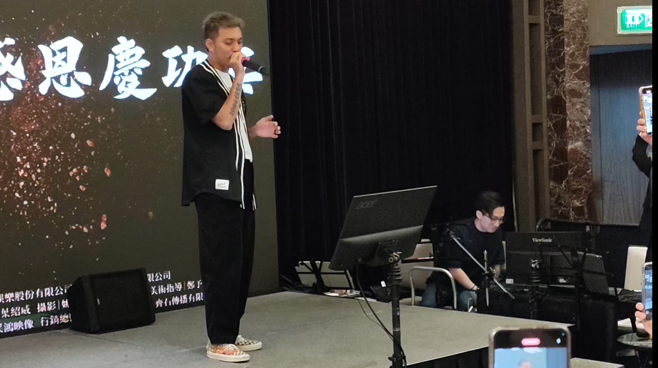 潘俊佳被cue上台唱歌,2首MP魔幻力量的金曲〈射手〉〈我還是愛著你〉把場子炒得超熱。