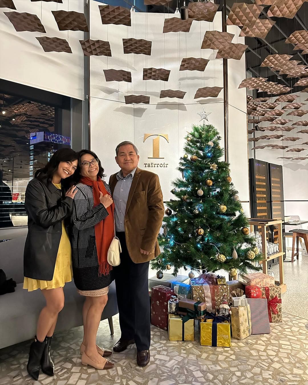 Karen和父母在台北品嚐米其林餐廳「Taïrroir 態芮」。(翻攝IG/@karenschuang)
