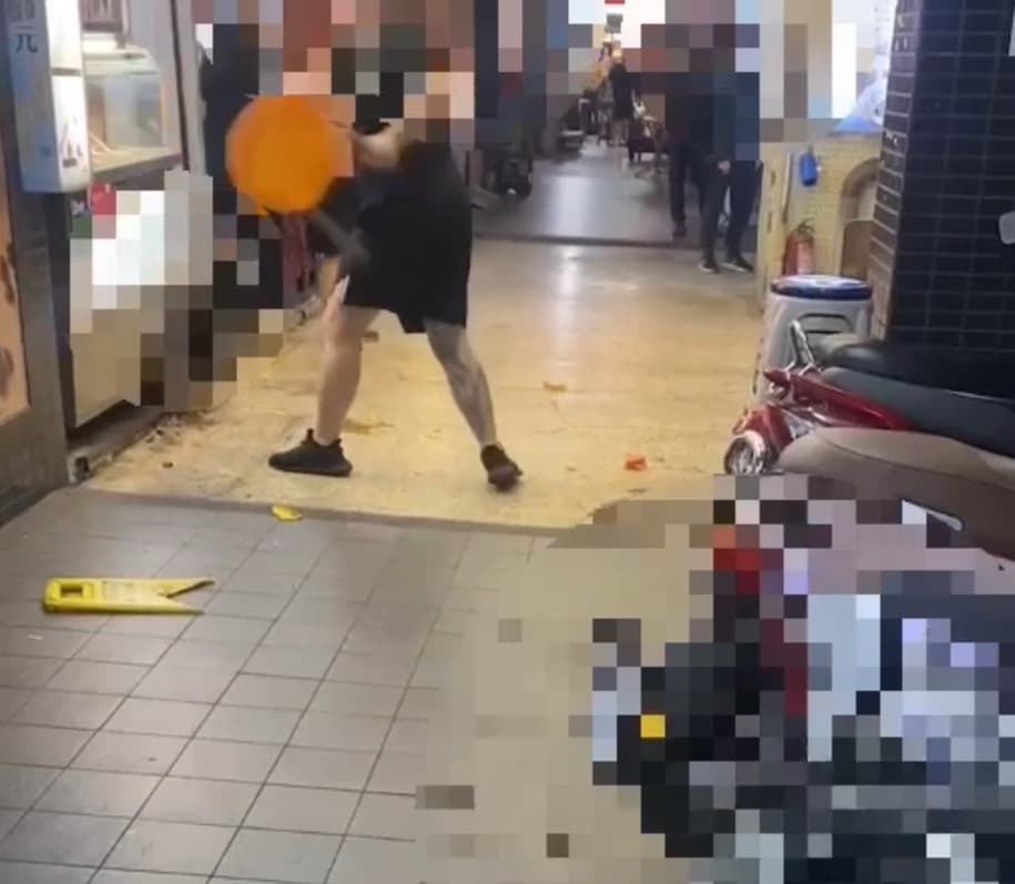 燒烤店老闆及員工持椅凳砸店過程全被拍下,訊後被依法送辦。(翻攝畫面)