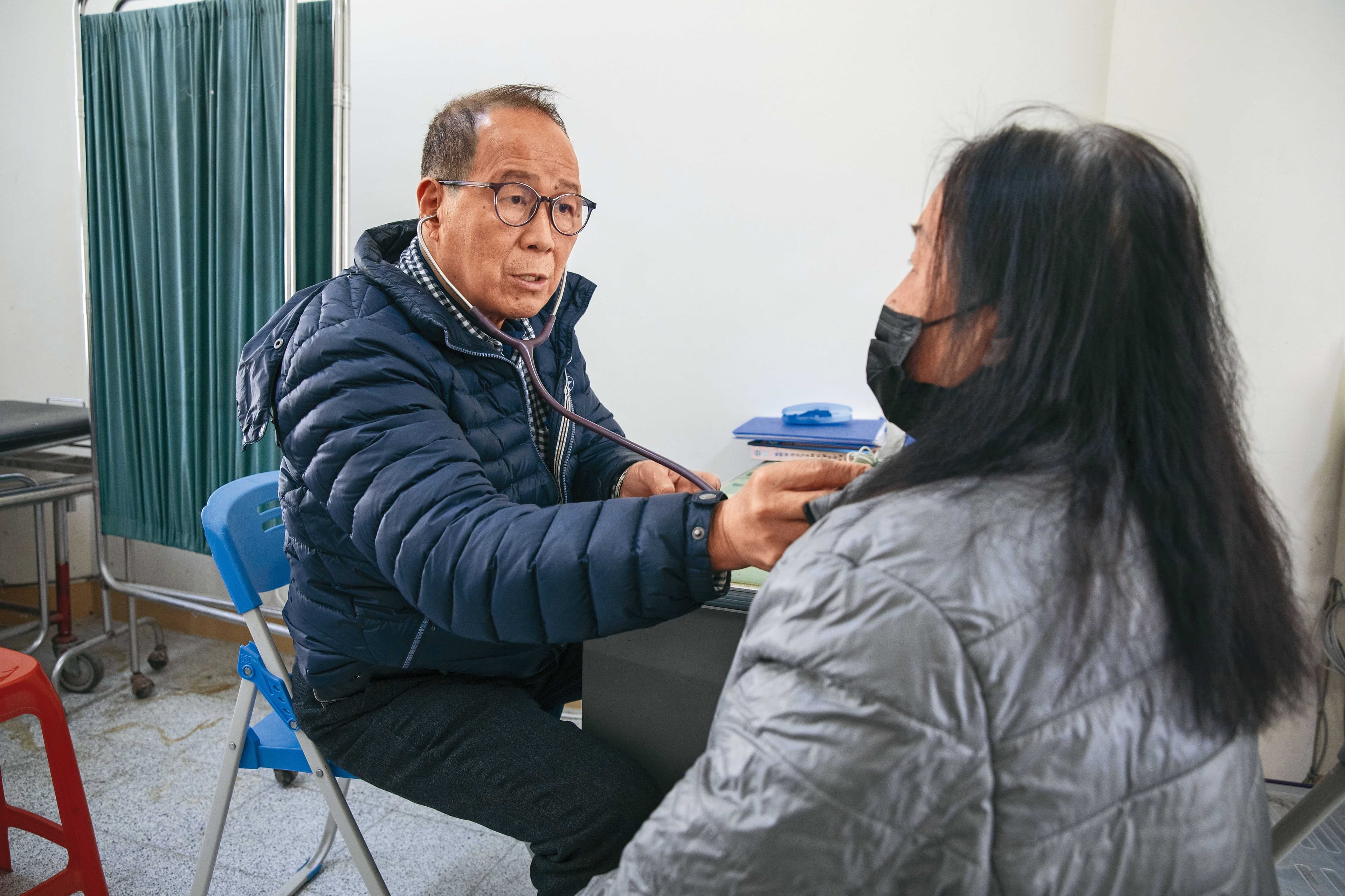 賴力行精通泰雅族語、賽德克族語、日文等,中文較不流利的部落長輩都喜歡找他看病