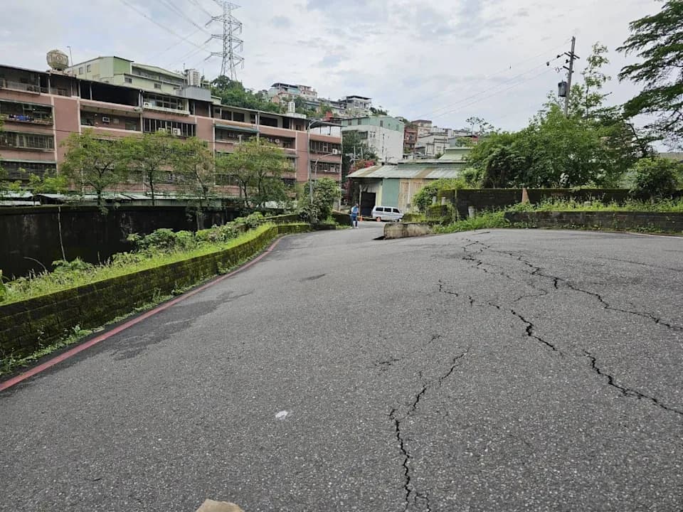 汐止伯爵山莊巷口,在連日大雨後路面出現大規模裂痕。(警方提供)