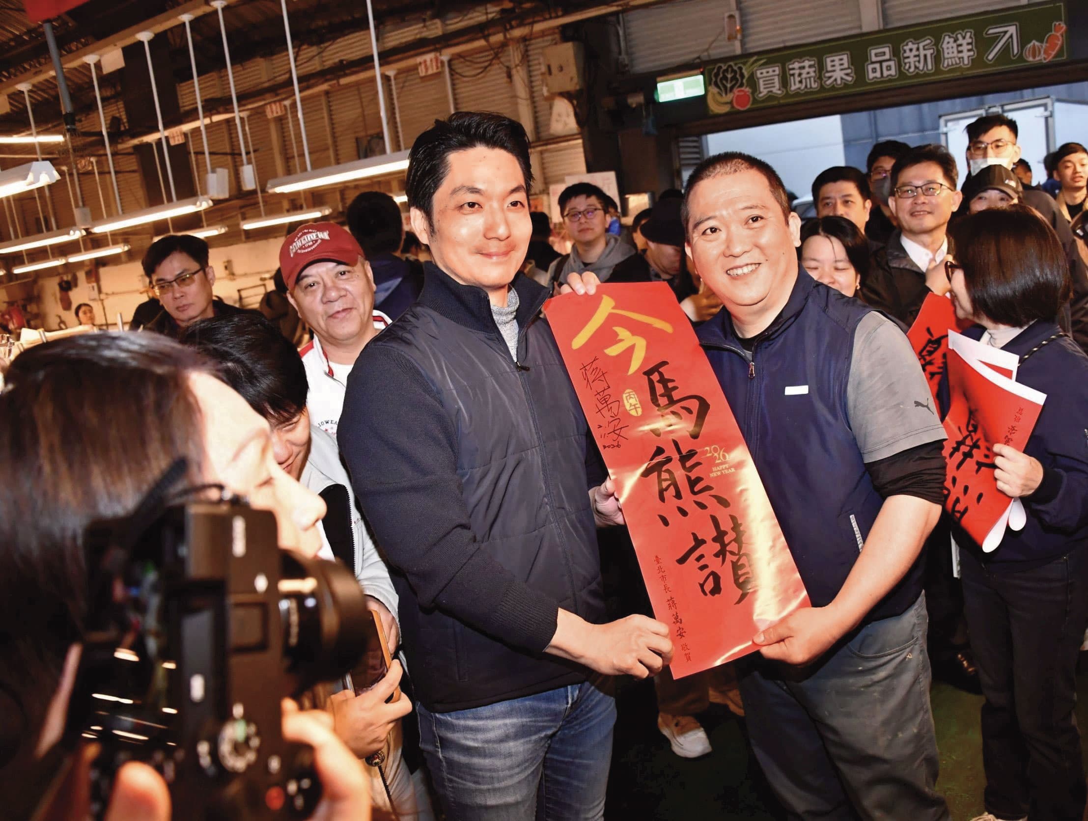 台北市長蔣萬安(左)馬年春聯供不應求,直接開放網址供民眾下載自印。(北市府提供)