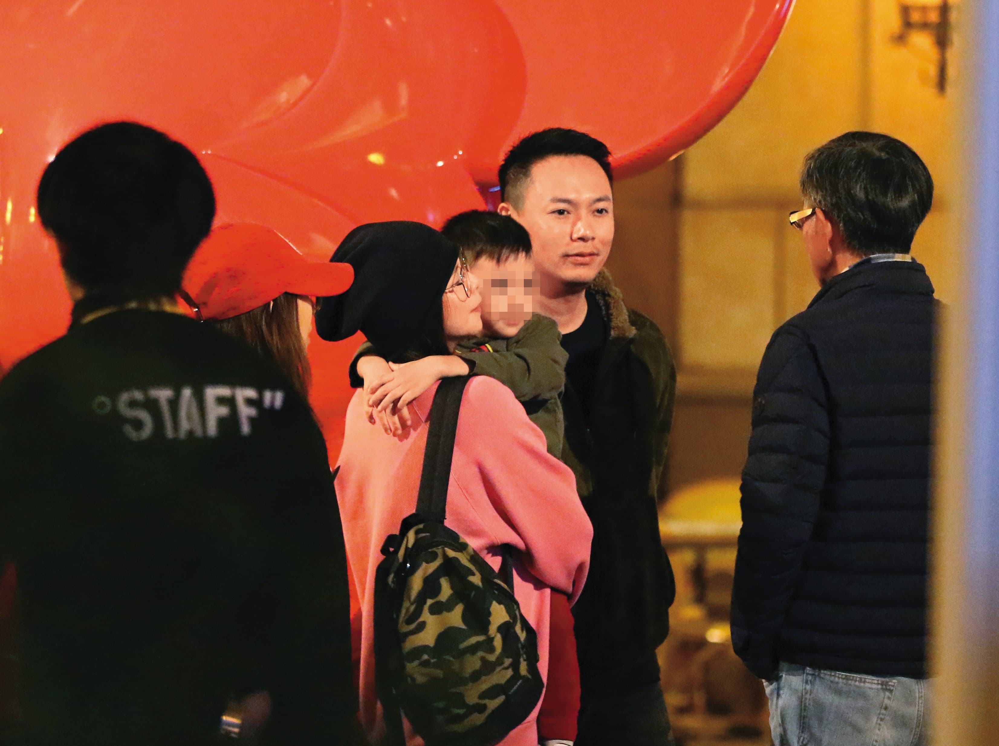 徐若瑄(左三)相當疼愛兒子Dalton,未與李雲峰(右二)離婚前,經常一家三口出門與友人聚會。