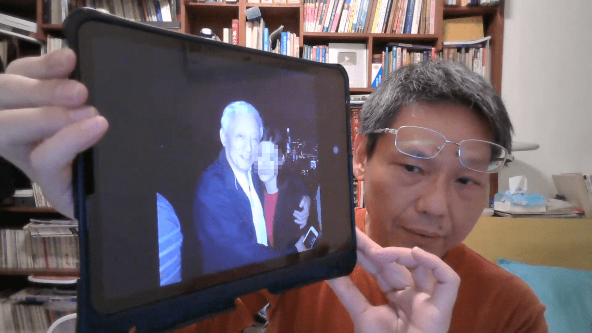 謝寒冰昨晚直播繼續揭露更多曹興誠與中國小三的親密照片。(翻攝自謝寒冰YT頻道)