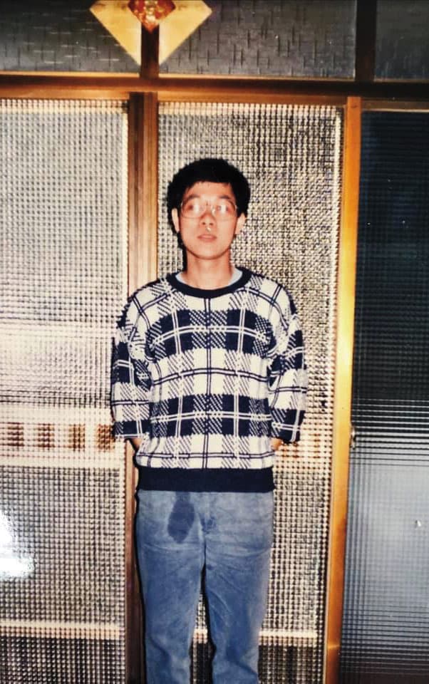 來台就讀醫學院後,葉漢根才開始學國語,他說一開始同學都聽不懂,常被笑。(翻攝粵心坊臉書)