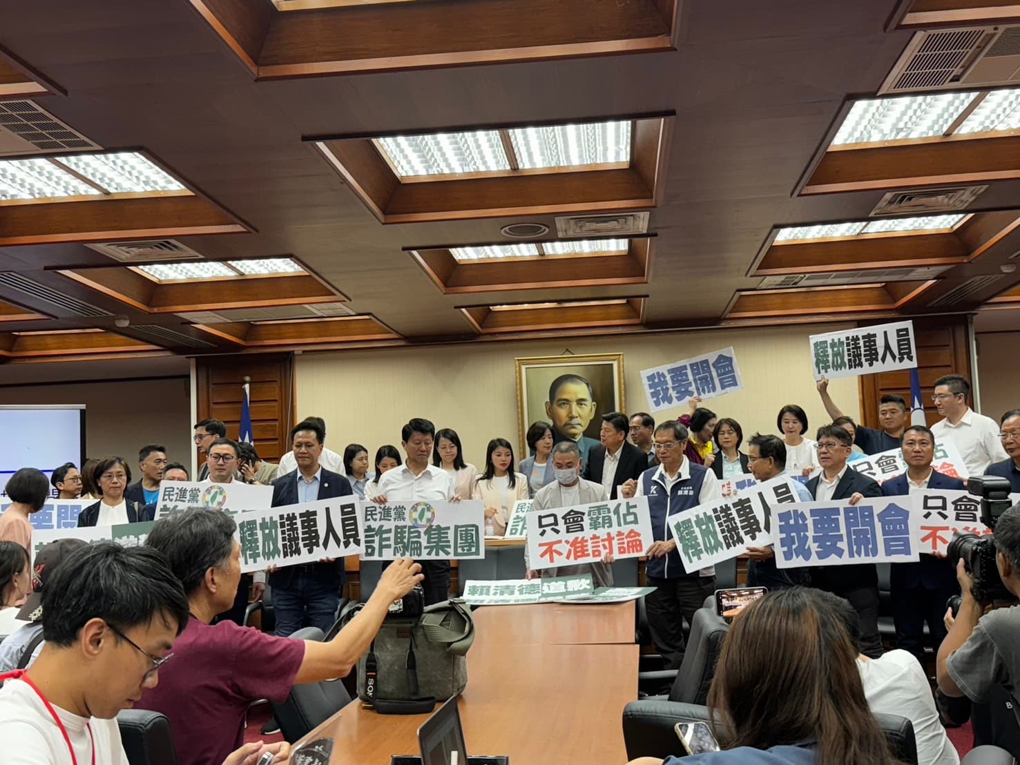 高金素梅更換到群賢樓101開會,但無議事人員到場,會議無法進行。(陳彥宇攝)