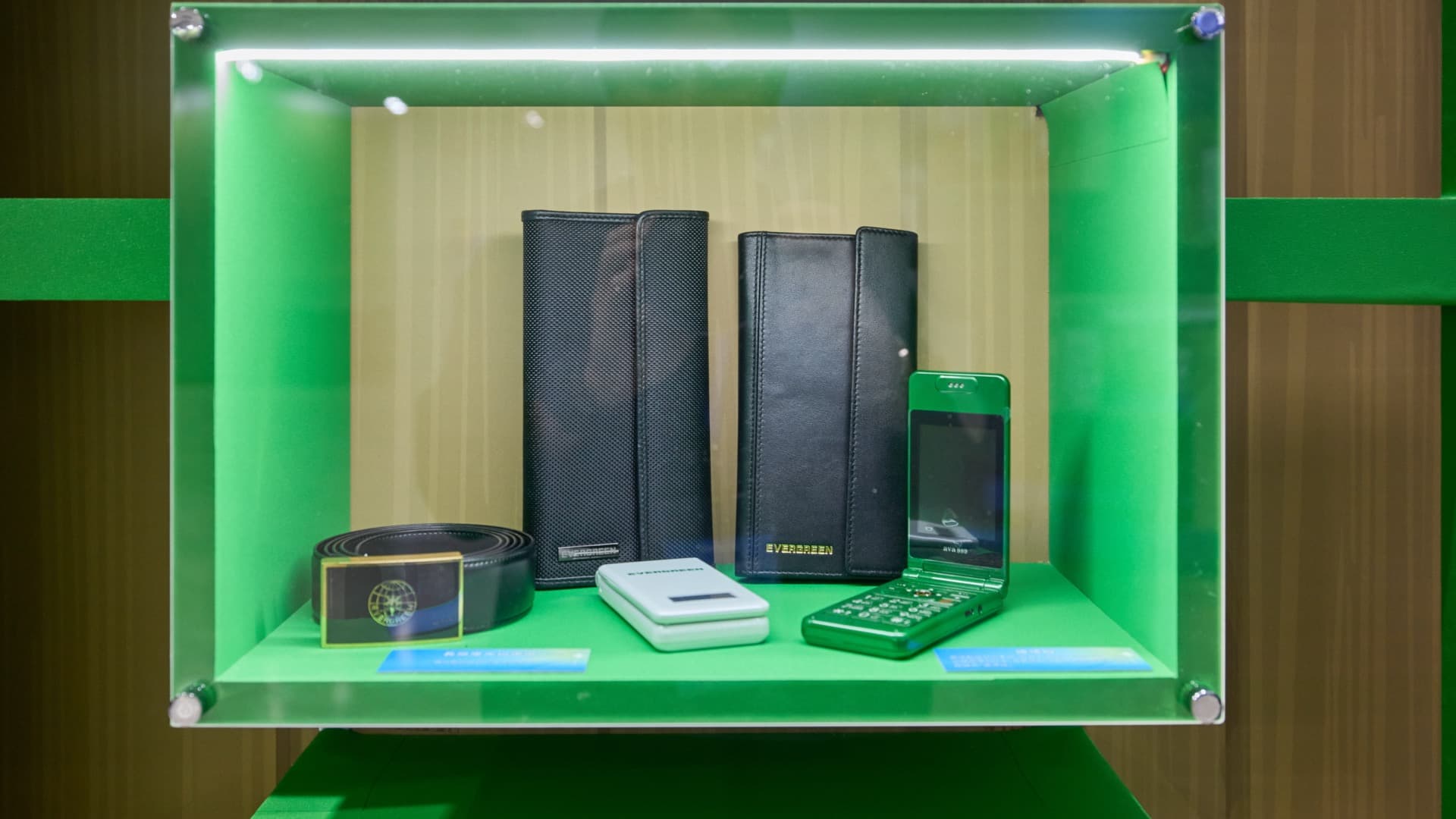 展櫃陳列張總裁親自設計的魔鬼氈皮夾、皮帶等生活用品，及主打「螢幕大、按鍵大」且不具拍照錄影功能的手機，當年曾被媒體戲稱為「道德手機」。