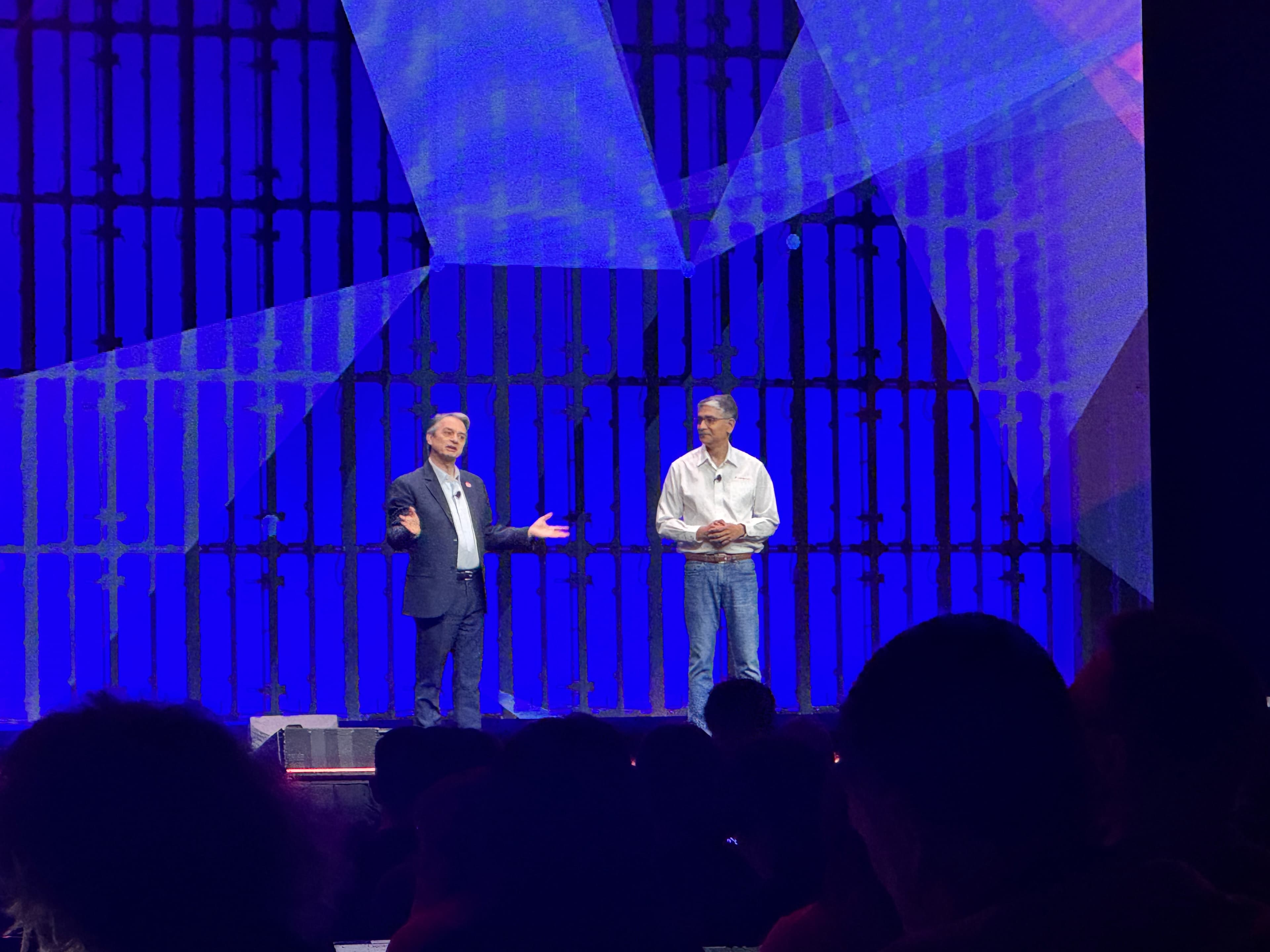 達梭系統執行長Pascal Daloz(右)和SOLIDWORKS研發執行長兼副總裁Manish Kumar(左)一起介紹3位AI虛擬助理。