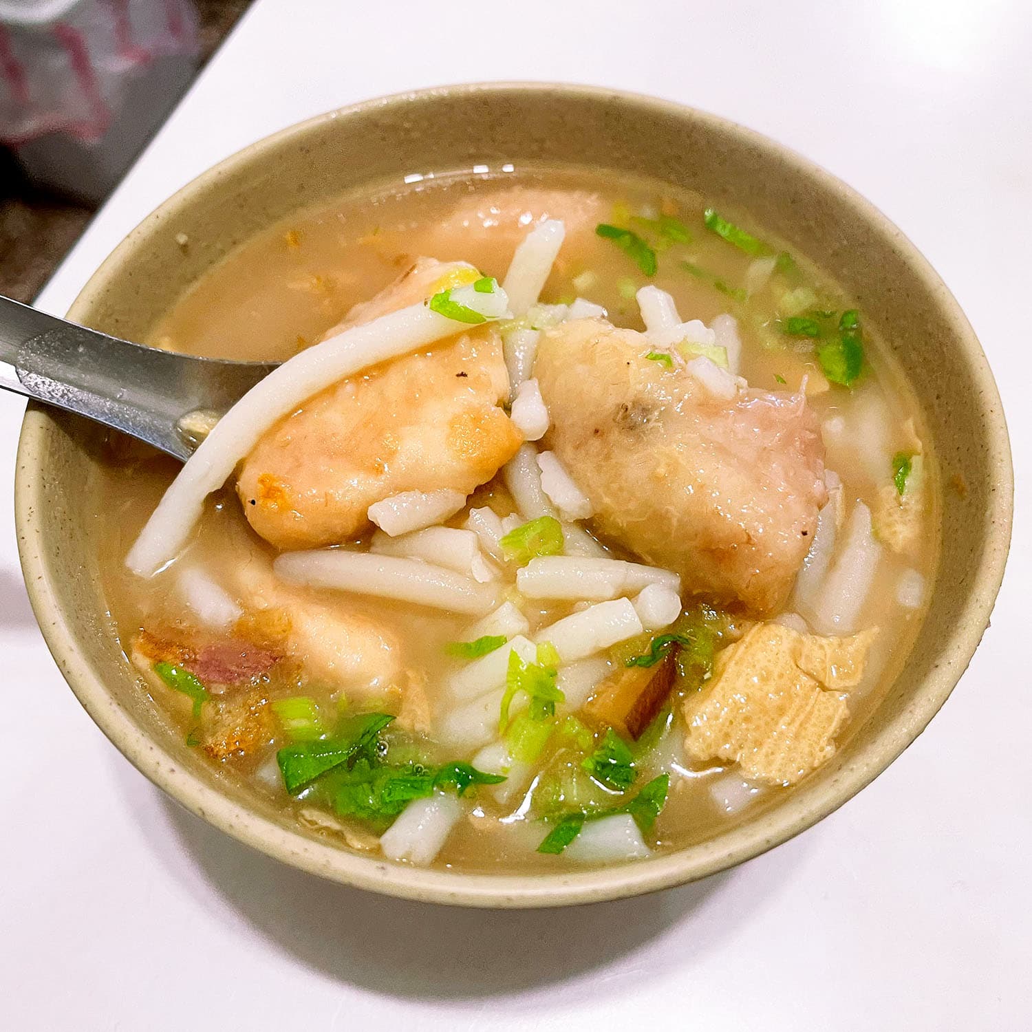 「麵鋪」以芋頭米粉聞名,湯頭經長時間燉煮,散發來自油蔥頭和芋頭的香氣,後者軟綿可口,十分美味。(Michelin提供)