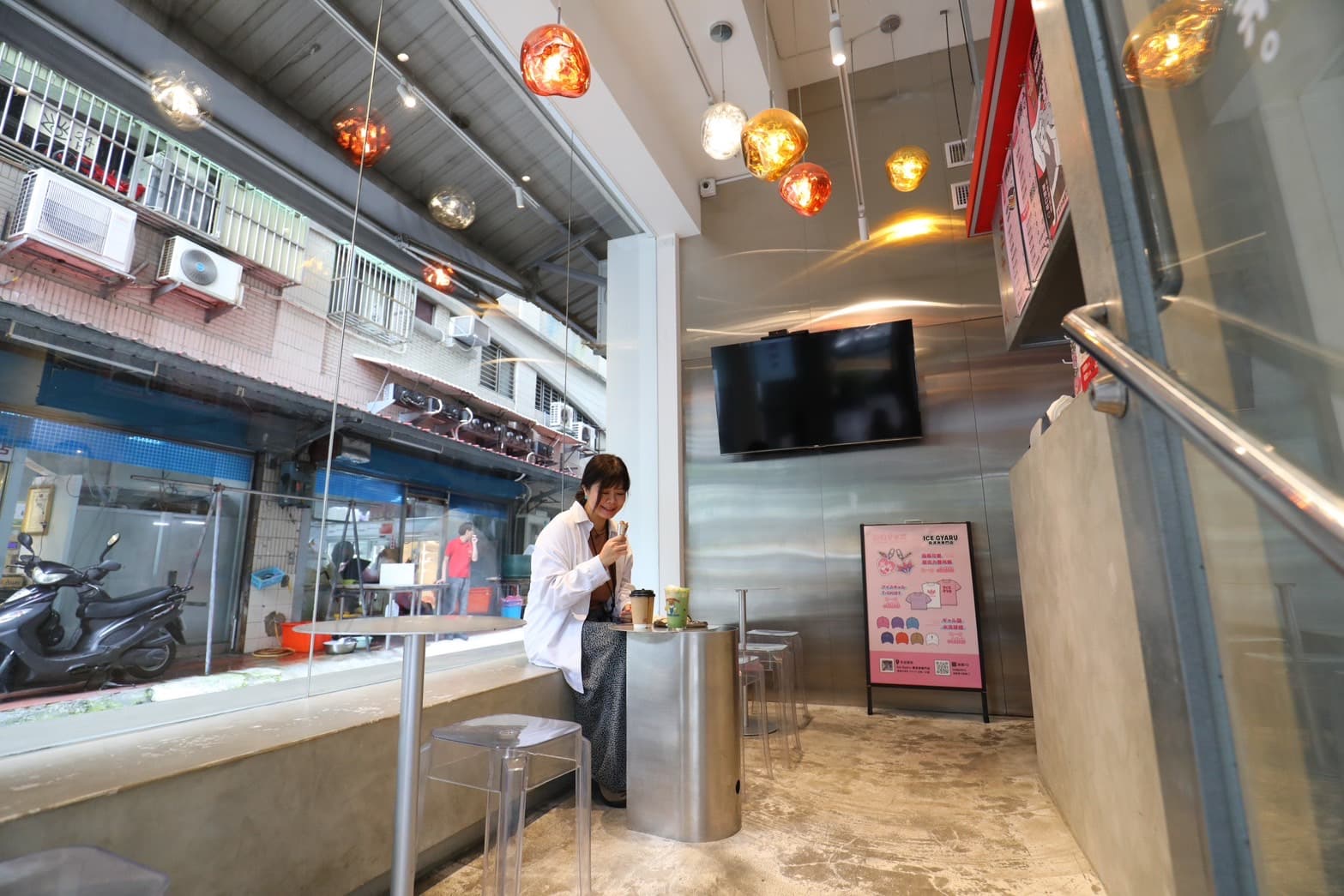 店內以冷灰為主色調,讓視覺也多了一些清涼感。
