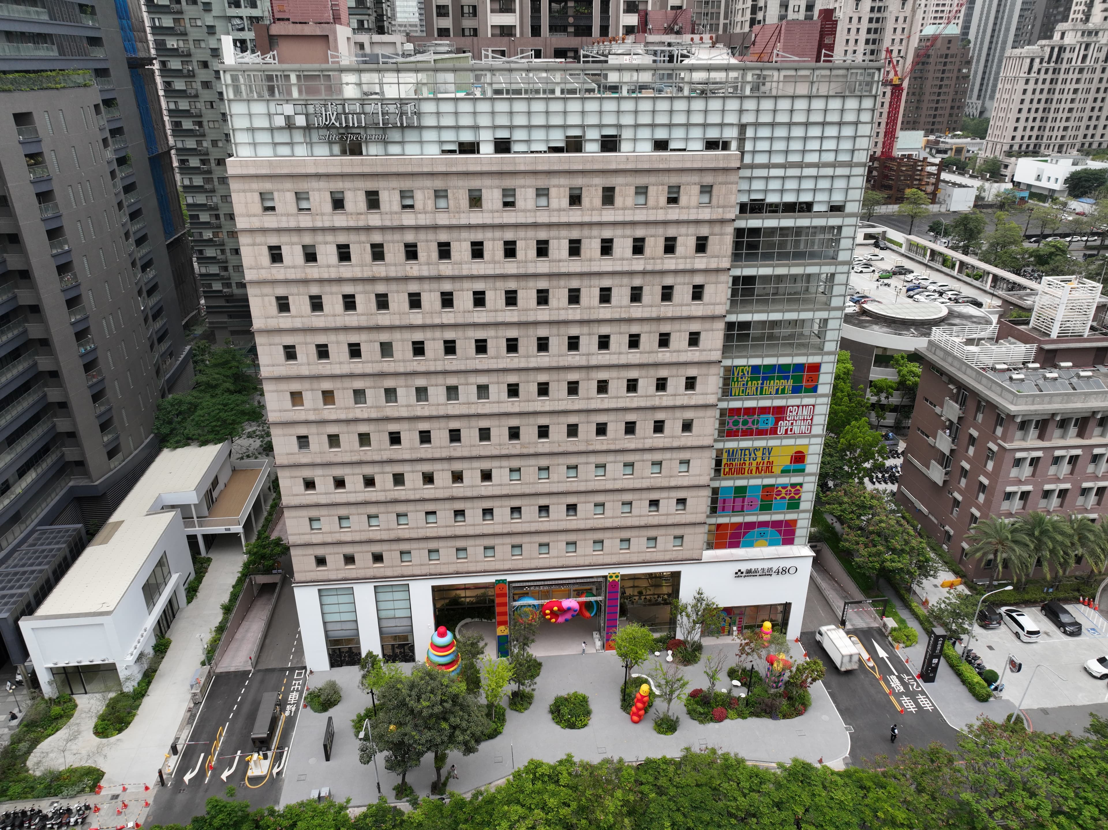 位於七期市政路的原衣蝶百貨大樓,目前1~7樓由「誠品生活480」使用。8樓以上分別有東京威力科創與艾司摩爾承租,換算每月租金高達數百萬元。