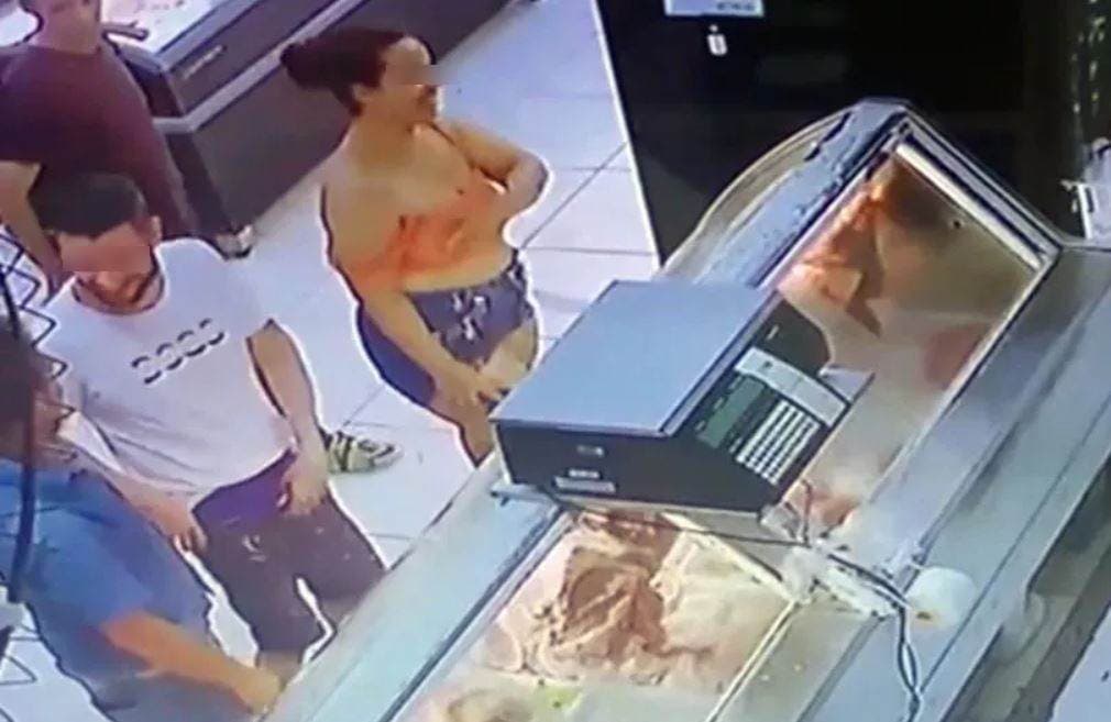 正當這對男女興致高漲時,後方有2名男子上前阻止。(翻攝自X)