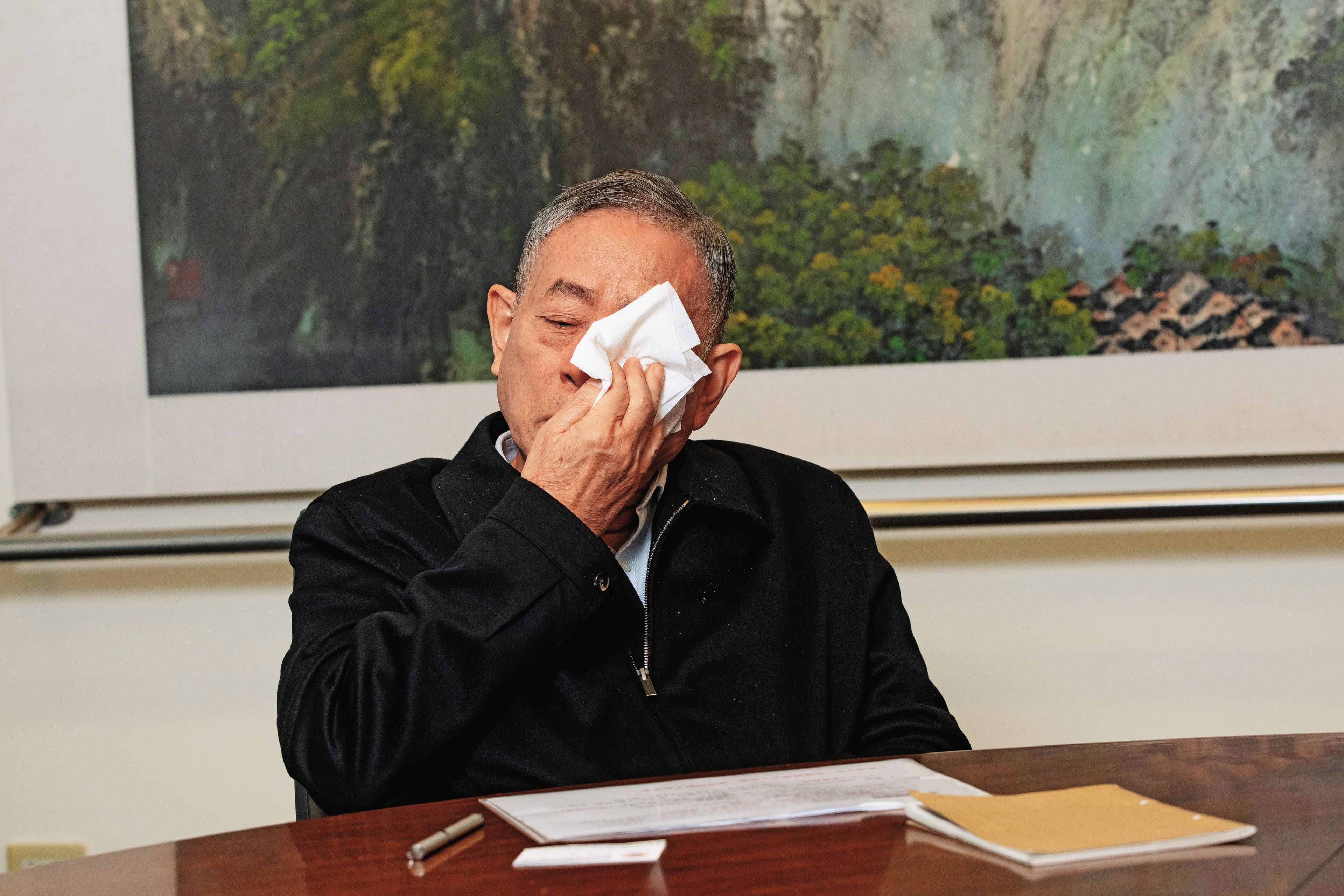 王俊博談起員工擔憂受經營權之爭影響,忍不住數度哽咽落淚。