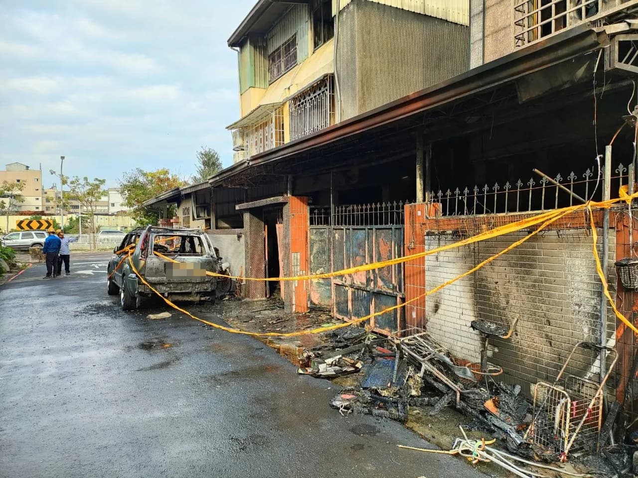 該棟起火之建築物屋齡已超過40年,室內老舊電線也從未更換過。(翻攝畫面)