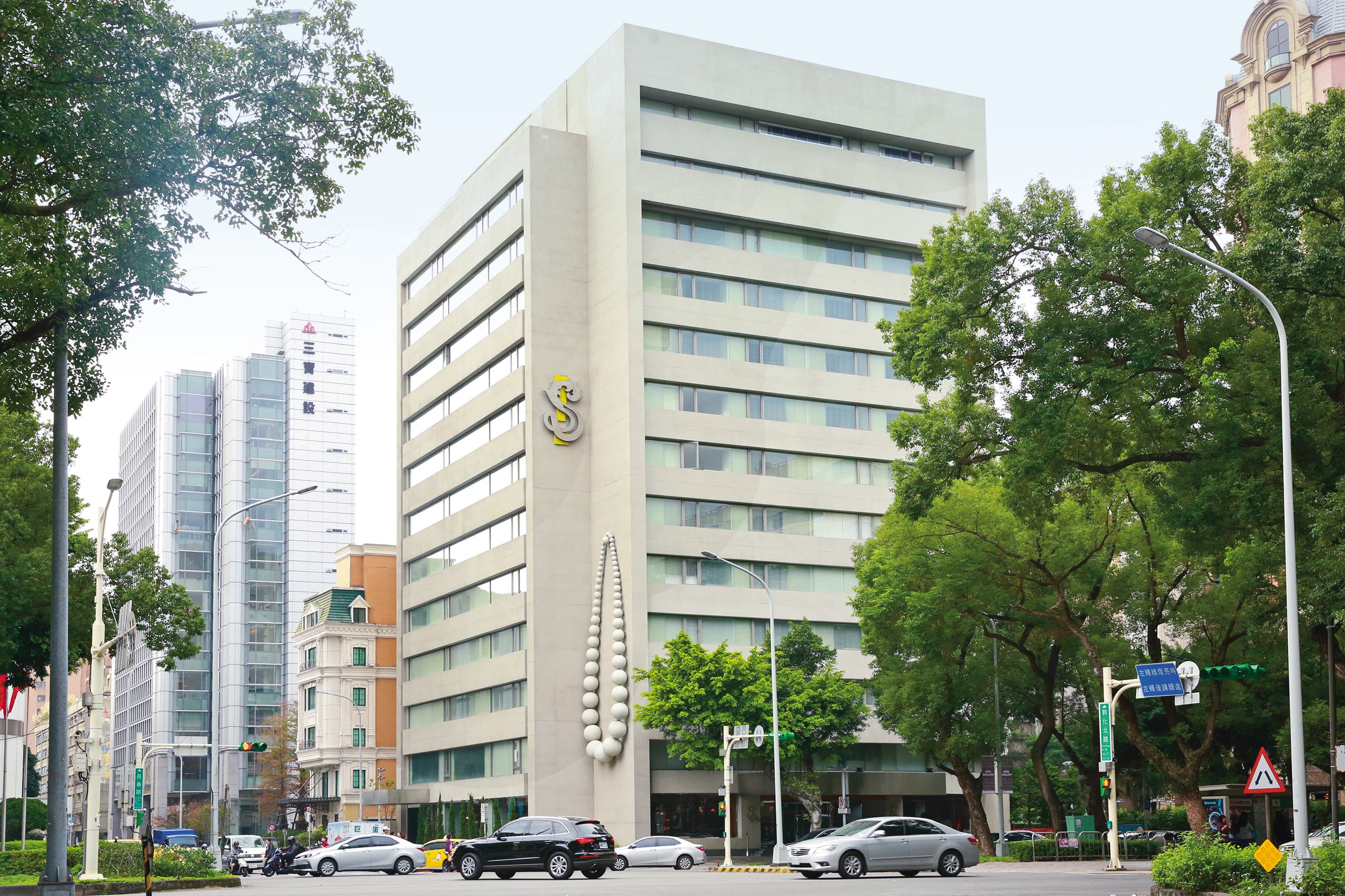 汪小菲為前妻大S創辦的「S Hotel」日前已換上新招牌,並改名為「美憬閣」。