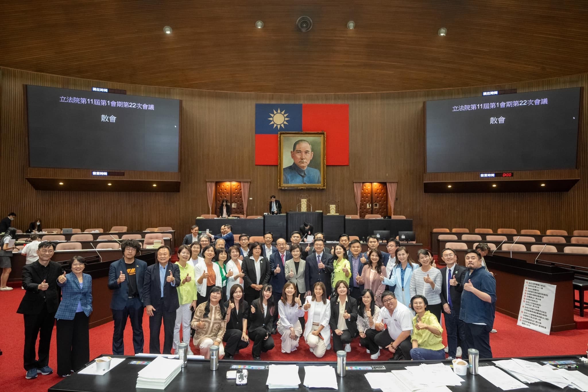 韓國瑜沒放和藍委的大合照,反而分享卓榮泰與綠委的團體照。(翻攝韓國瑜臉書)