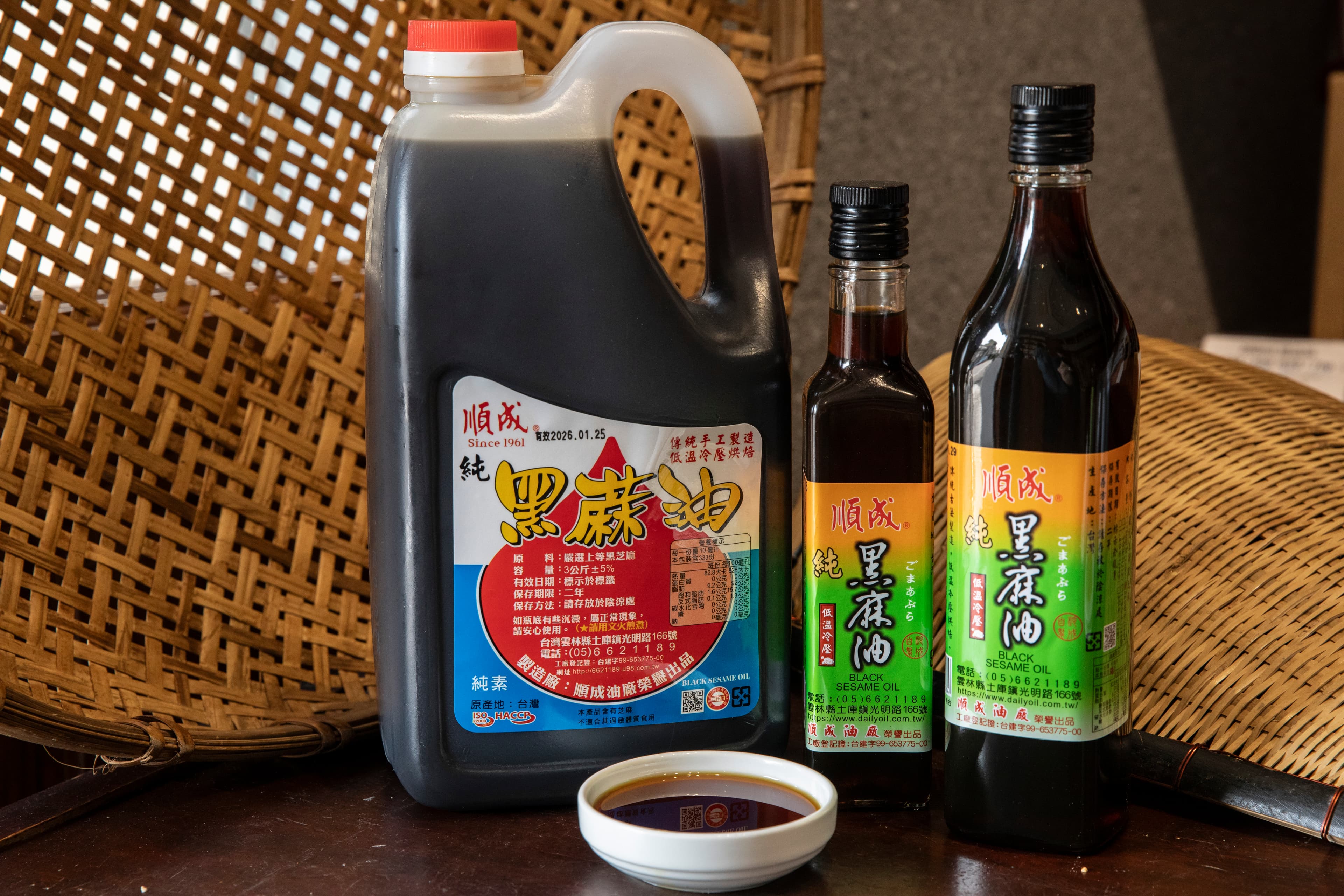 順成黑麻油經炒焙、冷壓榨油,味道濃厚。(左起冷壓純黑麻油,1,250元/3公斤;第一道頂級黑麻油頭,230元/250ml;330元/560ml)
