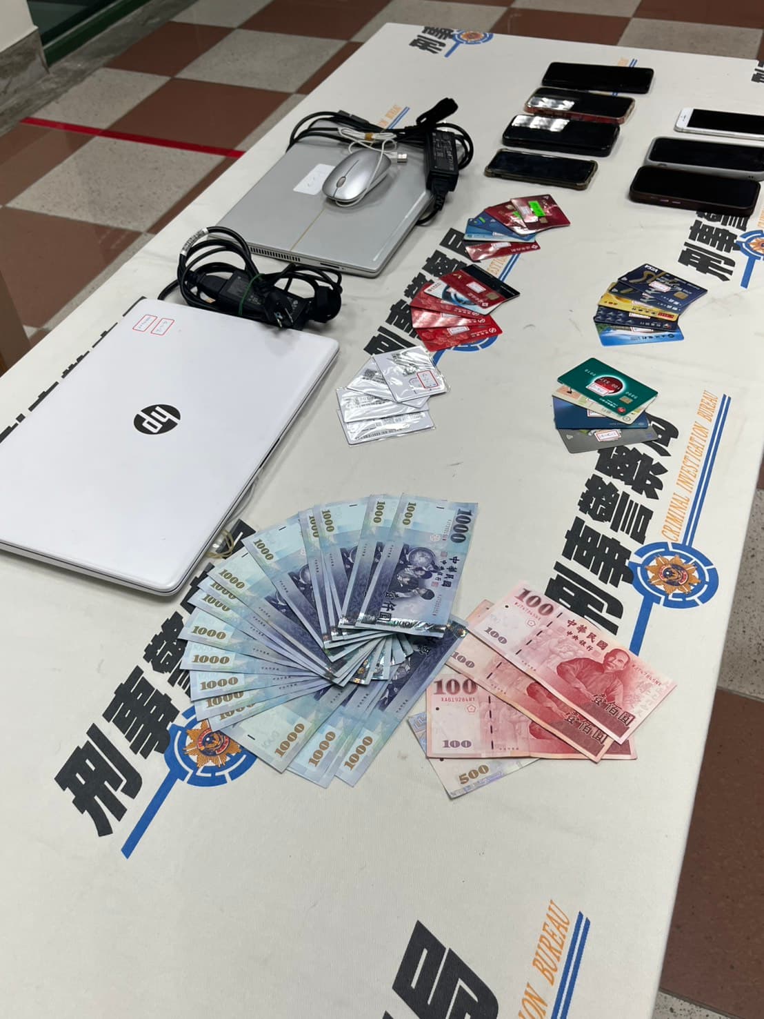 檢警搜索並查扣現金、證件、手機與電腦等贓證物。(翻攝畫面)