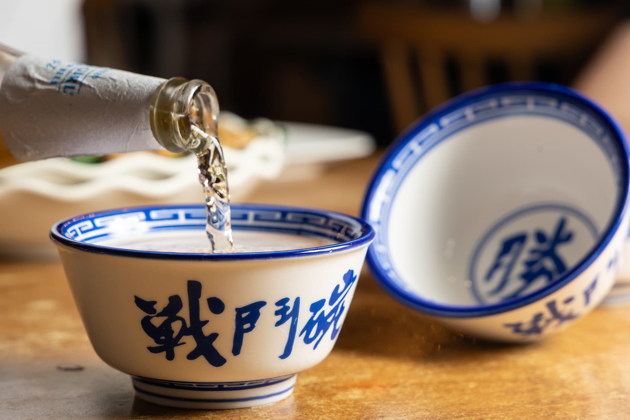 在香港旺角的「妹記大排檔」,除了大啖鑊氣小炒,還能體驗用冰鎮戰鬥碗喝酒的豪邁樂趣。