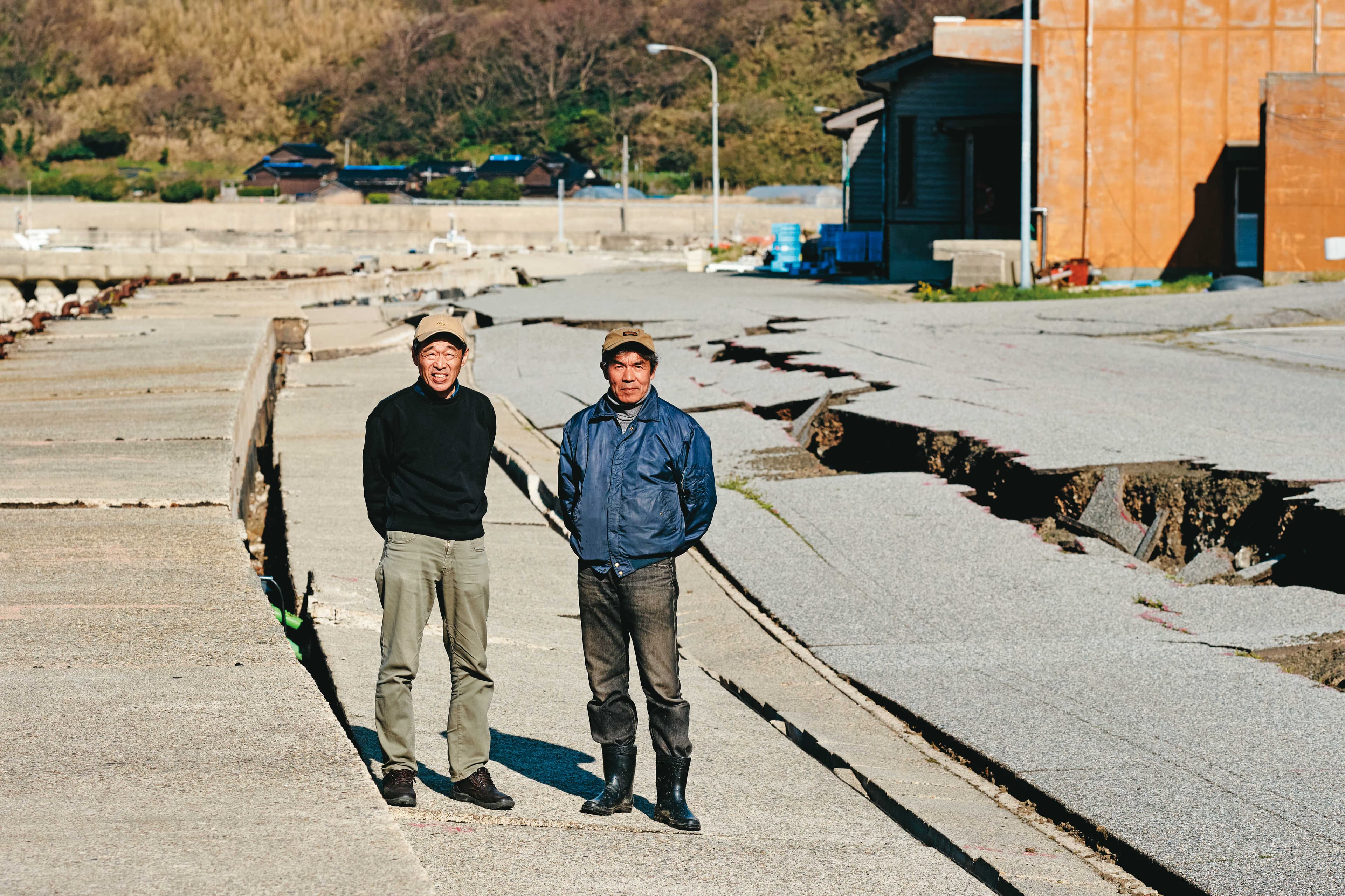 能登半島地震頻繁,今年遭遇史上規模最大地震,至今仍在重建,住在當地的北野進(左)和小谷內毅(右),帶我們探訪受損嚴重的地區。