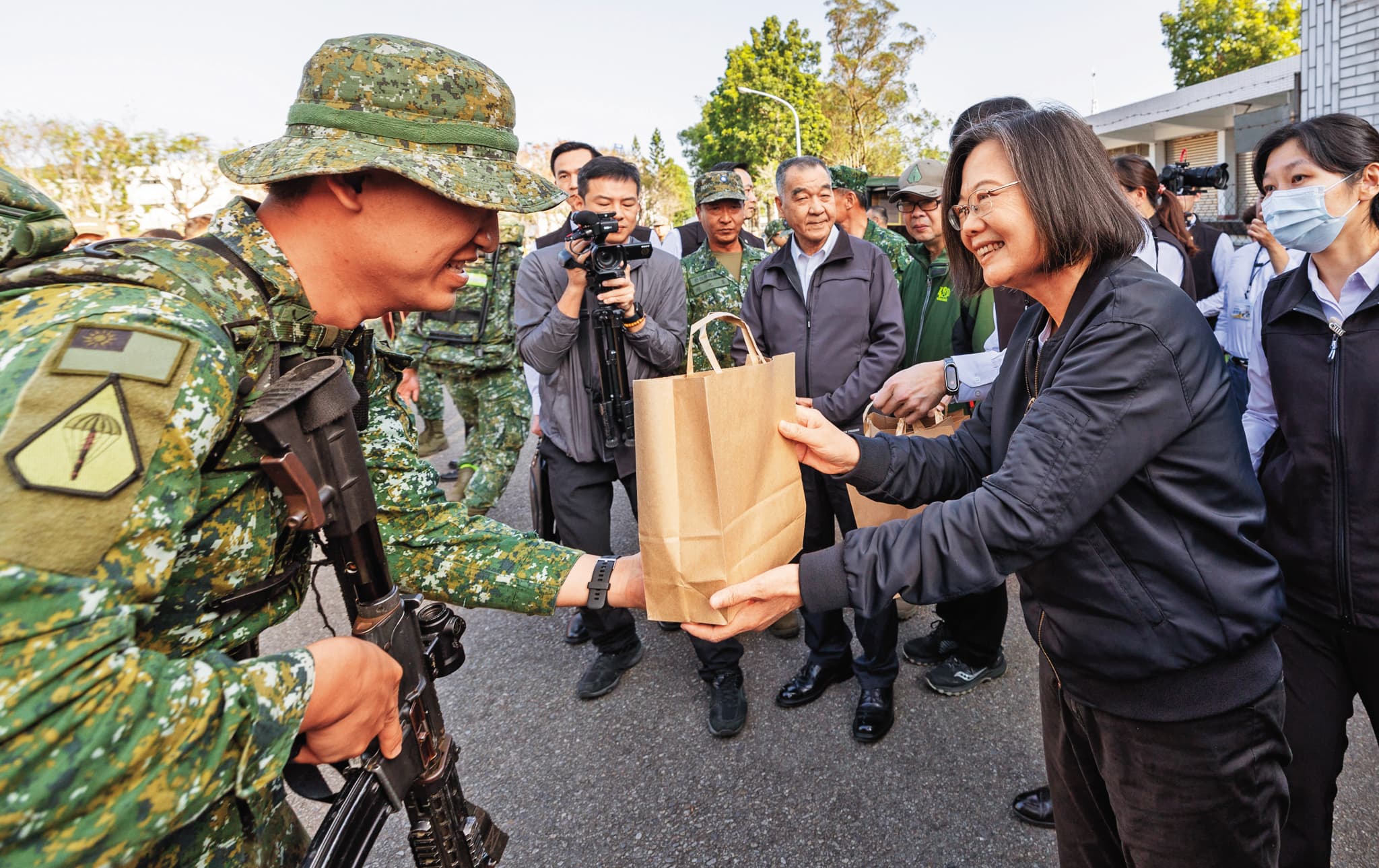 蔡英文每年過年都會到軍警海巡等單位慰勉春節值班人員。圖為去年底,蔡英文前往台中勗勉「特四營戰術任務訓練」,並發送餐點慰勉官兵。