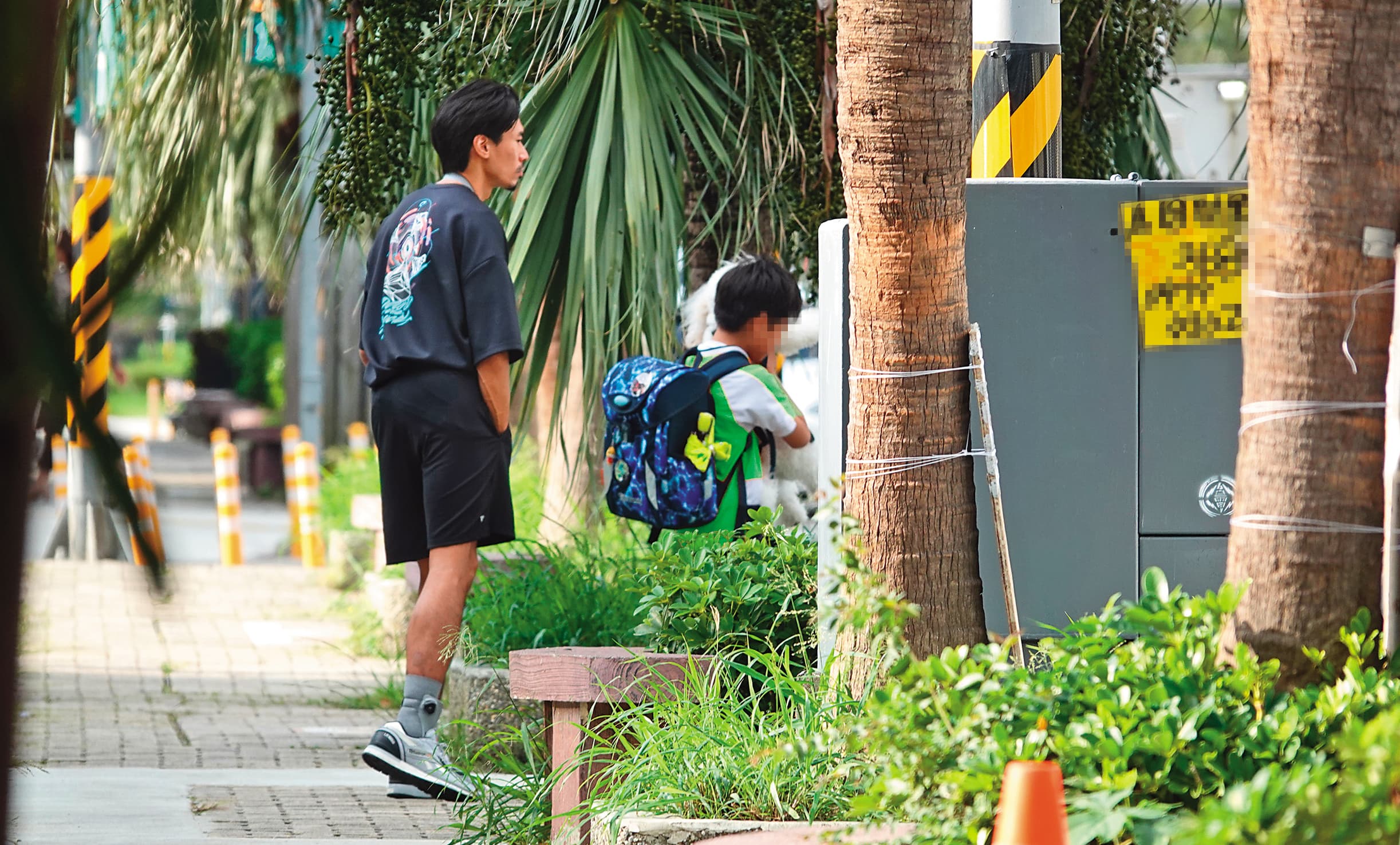 10月13日15時39分,筋肉媽媽跟筋肉爸爸即使離婚,還是維持生活和諧。(圖片經變色變裝處理)