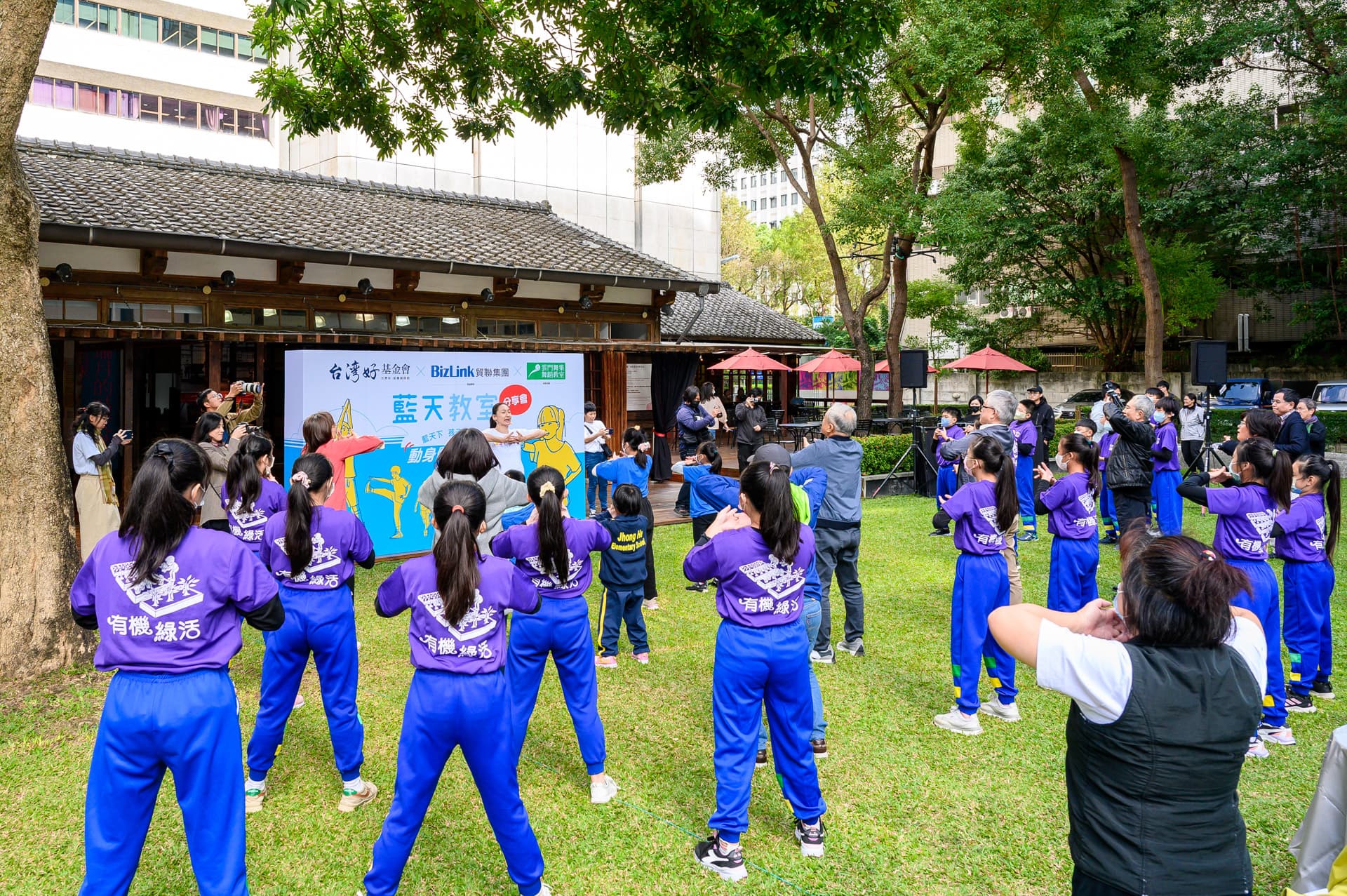 苗栗新英國小六年級學生在分享會上表演武術。(台灣好基金會提供)