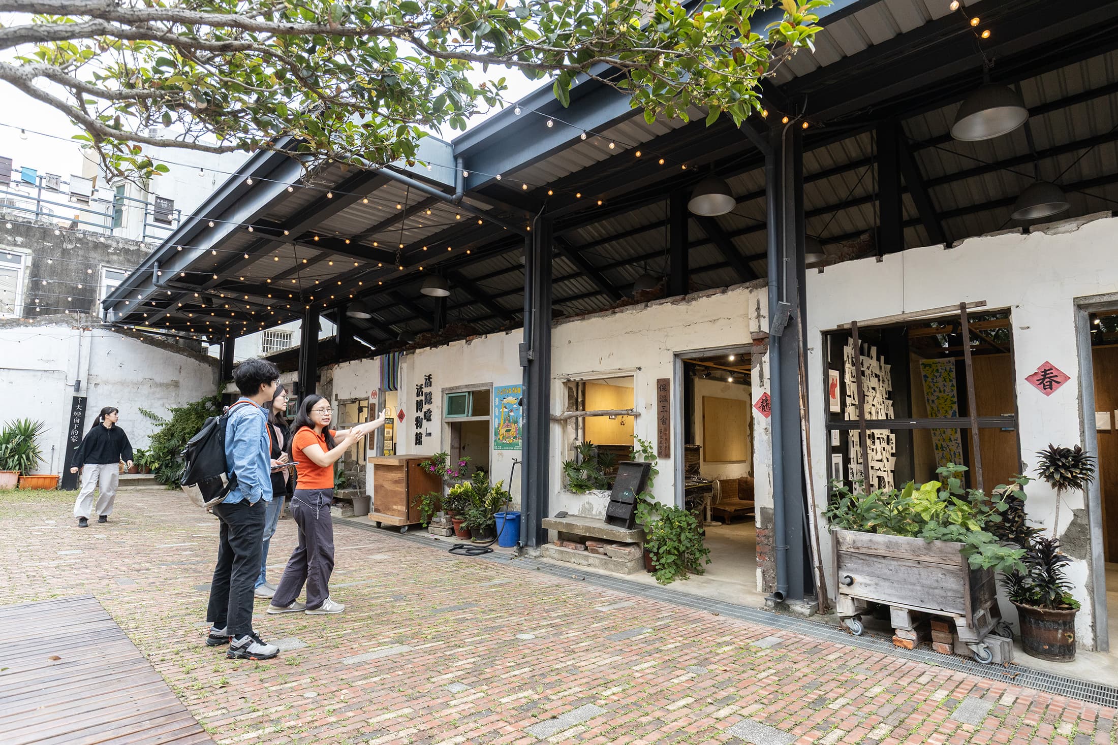 位於大煙囪旁的保溫基地一、二、三舍等建築物,展現出當時「暫時借住」克難思維下打造的極簡宿舍空間。