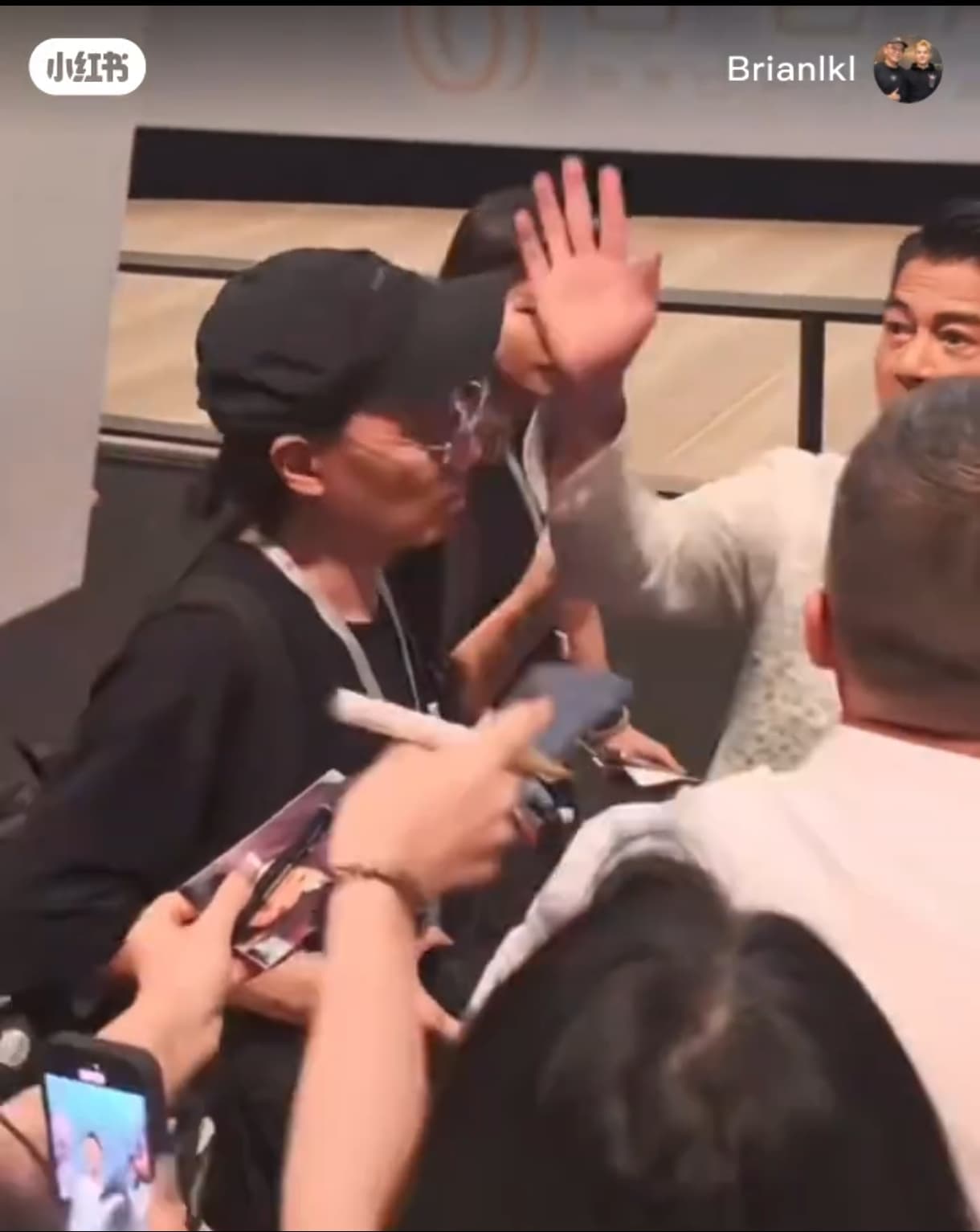 郭富城馬上向粉絲揮手道別,結束簽名環節,由保全護送離開。(翻攝自小紅書)